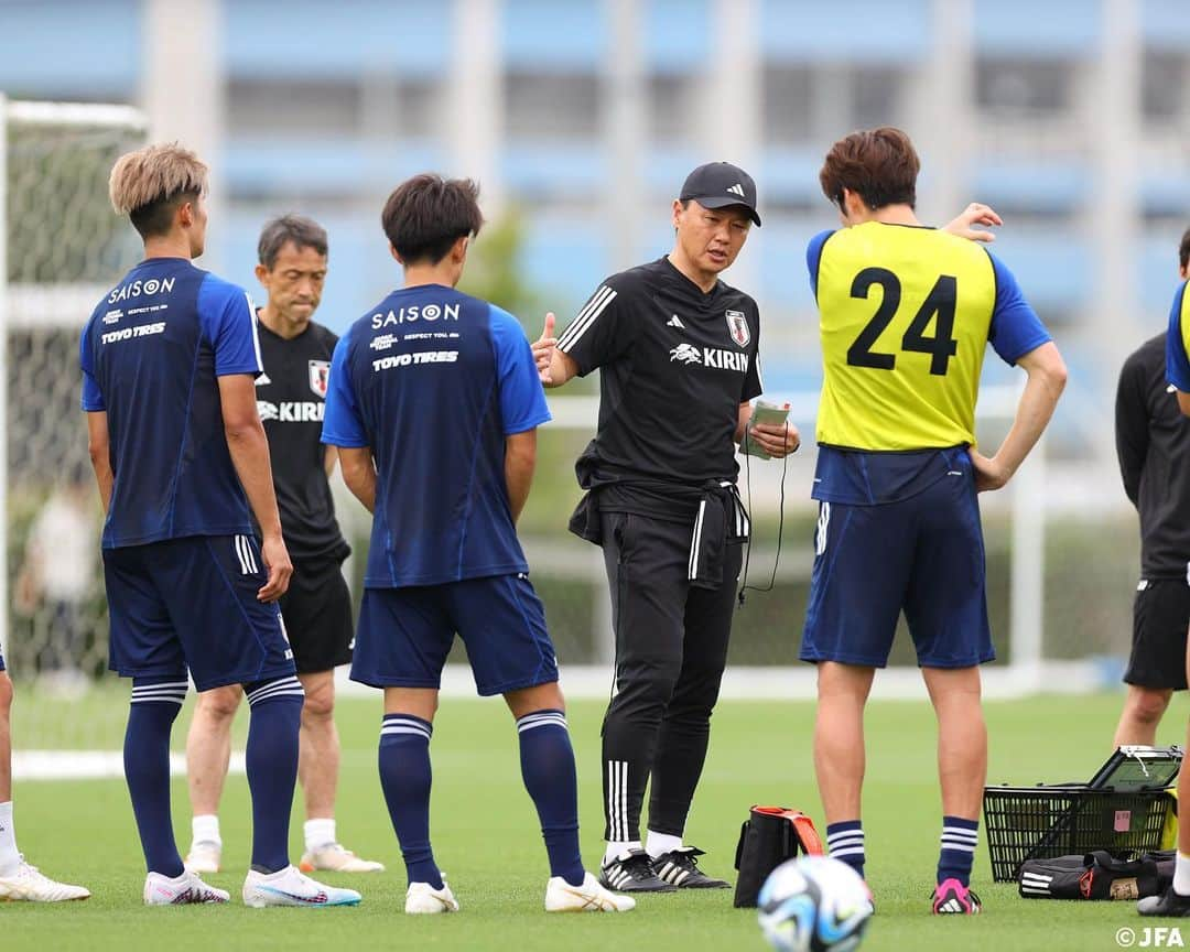 日本サッカー協会さんのインスタグラム写真 - (日本サッカー協会Instagram)「. 『奪ったらまずはゴールを狙う』 #大岩剛 監督インタビュー🎙️🇯🇵  ここまでのチーム強化や進化について、現在のU-22日本代表にとって初となる日本での国際親善試合に向けての意気込みを聞いています✍️  🏆国際親善試合 🗓️11.18(土)⌚️14:00(🇯🇵) 🆚U-22アルゼンチン代表🇦🇷 🏟️IAIスタジアム日本平(静岡)  インタビュー記事はプロフィールのJFA公式サイト『JFA.jp』から✍️  #夢への勇気を #U22日本代表 #jfa #daihyo #サッカー日本代表 #サッカー #soccer #football #⚽️」11月10日 14時55分 - japanfootballassociation