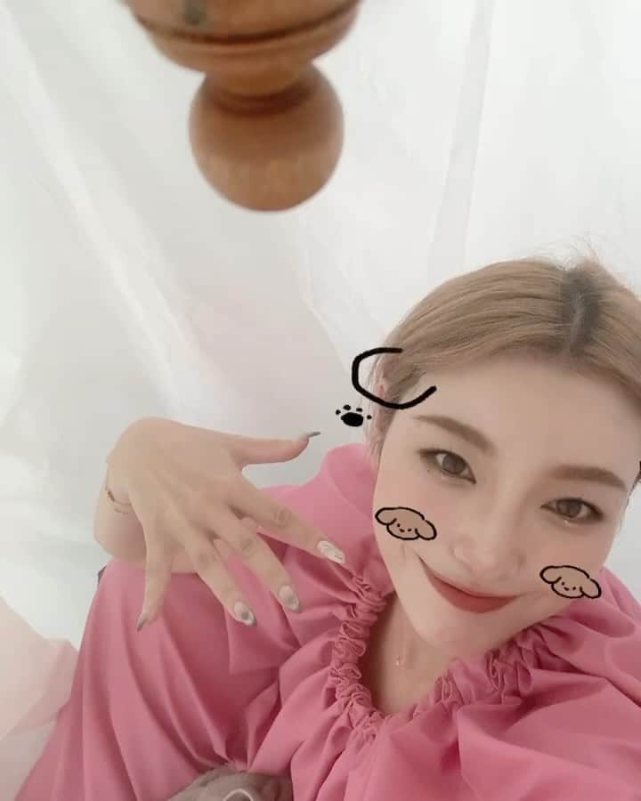 木下優樹菜のインスタグラム：「pink🩷が可愛いヨモギ蒸し🌿 週1で行けてて　基本的にはデトックスや免疫の生薬なんだけど 蒸されながら、ヨモギ茶を飲むのも　幸せホルモン"セロトニン"分泌パねぇす❤️‍🔥 有酸素運動とかトレーニングと合わせてるから 代謝機能　向上良すぎて、汗だくだし、基礎体温も低下しないから 　良い事尽くしって事で ヨモギ気になってる人結構いるよね？ 子宮とかにも良いから　本当蒸されてみて🫢やめらんねっぞ笑 @do_hermo   #dohermo#よもぎ蒸し」