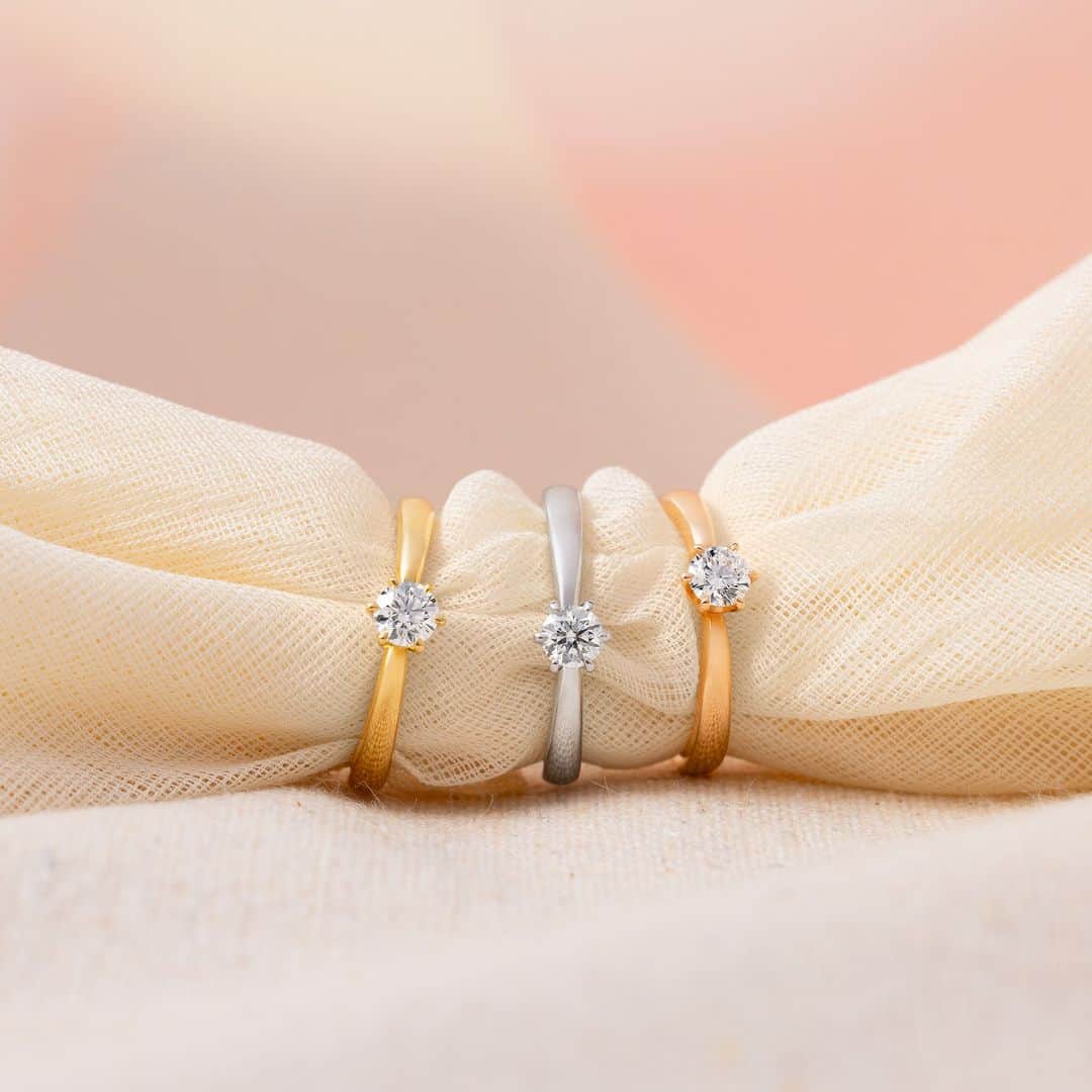 ４℃ / ヨンドシーのインスタグラム：「【４℃ BRIDAL】 ～Engagement Rings～  ダイヤモンドの眩い輝きを際立たせたストレートラインのシンプルな婚約指輪。  上質感を添える伝統的な6本爪スタイルと、丸みを帯びたアームは女性らしさを引き立て、洗練された手元を演出します。   左から ¥264,000(税込) K18YG(11182-274-3058) ¥264,000(税込) PLATINUM(11182-274-5058) ¥264,000(税込) K18PG(11182-274-3158)    #ヨンドシー #マリッジリング #ゴールドリング #ブライダルジュエリー #ブライダル #結婚式 #ダイヤモンド #プラチナ #プロポーズ #2023 #2023秋婚 #2023冬婚 #2024春婚 #結婚準備 #婚約 #プレ花嫁 #プレ花嫁準備 #大安 #大明日 #jewelry #bridal #marriagering #engagementring #diamondring #diamond #gold #111822743058 #111822745058 #111822743158」