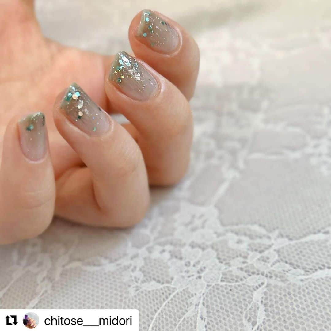 【PLANET NAIL（プラネット ネイル）】公式さんのインスタグラム写真 - (【PLANET NAIL（プラネット ネイル）】公式Instagram)「✰✰✰ ━━━━━━━━━━━━━ @chitose___midori さま♡  PLANETNAIL ラメネイル PLB13 天空を操る飛行 を使ったキラキラカラフルネイルデザインのご紹介ありがとうございます😌✨  こんな風に色んな角度から考えながら大切に使っていただいていることに感謝しかないです🥲✨✨✨ 旅行のお供にしていただけることもですしどうしたら長持ちするかなとか検証しながら使ってくださることで、1人でも多くの方に知っていただけることが幸せでならないです✨ ありがとうございます！  デザインもできれば　ラメのみ単色使いも🩷 ぜひぜひみなさまの指先で たくさん自由に遊んでみてください♡ ╍ ╍ ╍ ╍ ╍ ╍ ╍ ╍ ╍ ╍ ╍ ╍ ╍ ╍ ╍  しばらく塗り直せ天空を操る飛行ないときのポリッシュネイル💅  丸8日間ネイルを塗り替えられなかった時に塗っていたネイルです！ かなり綺麗に保ってくれたので、塗る時や塗った後に気を付けていたことなどまとめてみました✍️ ちょっと長くなってしまったので、保存でもしてお時間のある時に読んでいただければと思います。 最後の動画は8日目の夜、落とす前に撮った動画です。 ※サムネイルに「8日後の写真・動画あり」と記載しておりますが、ミスにより写真を入れ忘れてしまいました🙏  ◻︎使用したネイルポリッシュ @planet.jp  #プラネットネイル PLB13 天空を操る飛行 (こちらは以前planet nail様にいただいたものです。 パッケージリニューアル前のものを自分で買っていて好きなカラーだったので、リピートで選ばせていただきました🪐)  ＊ベースコート @dupbeauty  D-UP ファンデーション ピュアミルク  ＊トップコート @koji_honpo  コージー本舗 ネイリスト クイッククリスタルコート  . ◻︎ネイルポリッシュの選び方 中粒〜大粒ラメの入っているものが望ましいです！ラメが爪にしっかりくっついて、欠けや剥げを防止してくれます。 ベースの液色は付いていてもいなくても大丈夫です🙆‍♀️ (個人的には付いている方が好きですが、好みの問題です！)  ◻︎ポリッシュの塗り方 爪先にかけて濃くなるように少しグラデにするのがおすすめです。 爪先を少し厚く塗ることで剥げにくくなりますし、爪が伸びてきても自然に馴染みます。 今回は根本1度塗り〜爪先3度塗りになるように塗りました。 グラデにするときは、爪先1/3→爪先2/3→全体1度塗り、と重ねていくのがおすすめです✨ このように塗ることで、最後のワンコートで全体をぼかせるのでいい感じに仕上がります！  ◻︎塗った後のケア フライト中を除き、毎晩爪の裏と爪の側面(皮膚との境目)に毎晩ネイルオイルを塗っていました。 ハンドケアとしての役割に加え、乾燥でネイルが浮いてくるのを防ぐ役割があります。 この時のネイルオイルはネイルホリック @nailholic_kose のネイルオイルを使っていました！ 馴染みもよく、気軽に使える価格帯で愛用しています。 歯磨きの前にオイルを塗ると、歯を磨いている間にオイルが馴染んでくれるので、私を含む面倒くさがりさんはぜひこのタイミングで塗ってみてください！  ……………………………………………  カラフルなネイルを投稿中🎨 他のネイルはこちらからどうぞ！ ↓ @chitose___midori  塗り方やおすすめカラーなどお気軽にご質問ください💌  ……………………………………………  #ポリッシュネイル #ネイル好きさんと繋がりたい #プチプラネイル #長持ちネイル」11月10日 14時52分 - planet.jp