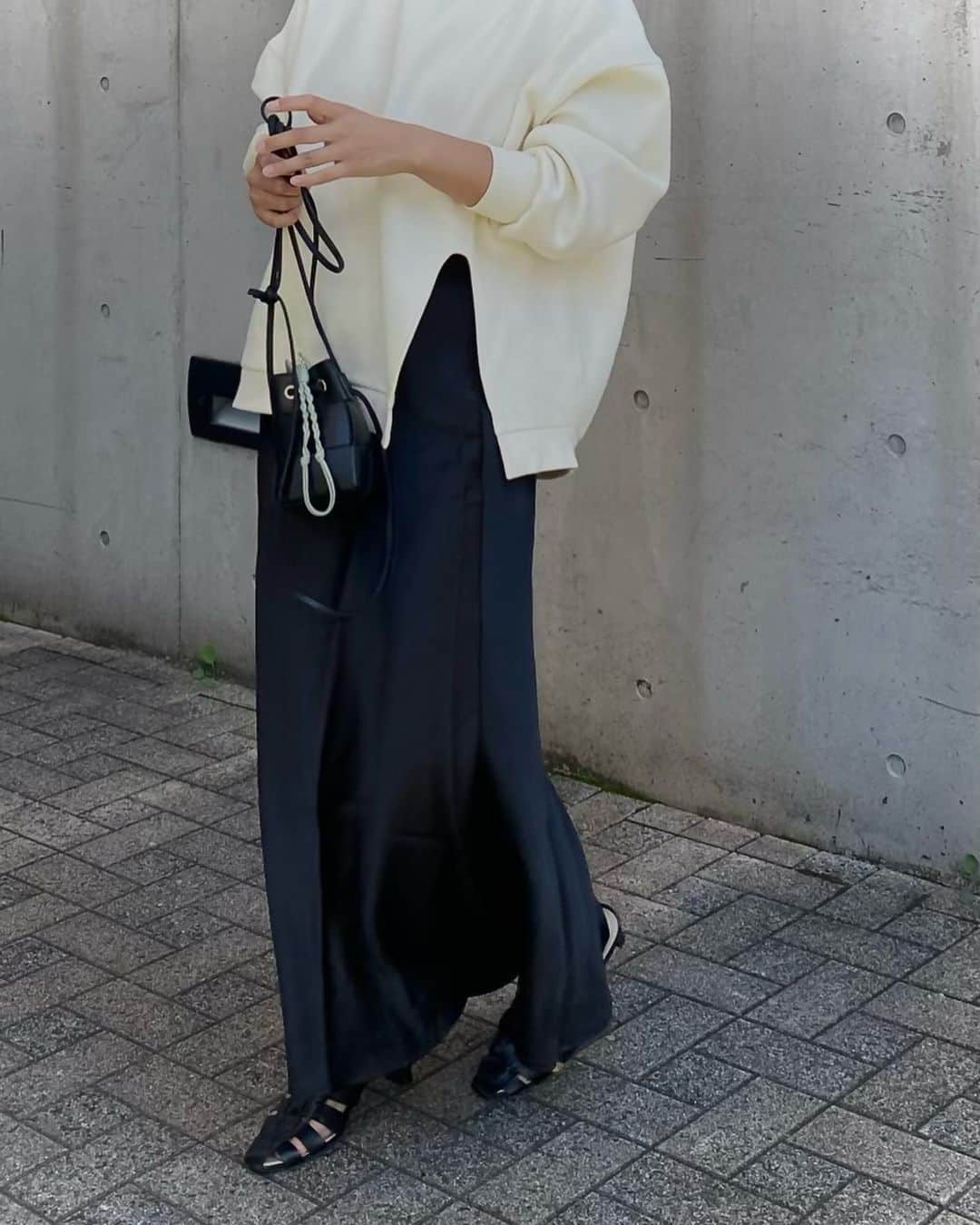 鬼辻麻衣さんのインスタグラム写真 - (鬼辻麻衣Instagram)「🌬️  @jmallette_official の サテンスカートが可愛くて、 色違いも欲しくなる🍂  スウェットは3.4年前のMAMU🤍 この形めちゃ好きでずっと着てる🐶  #outfit」11月10日 14時53分 - kitsumai