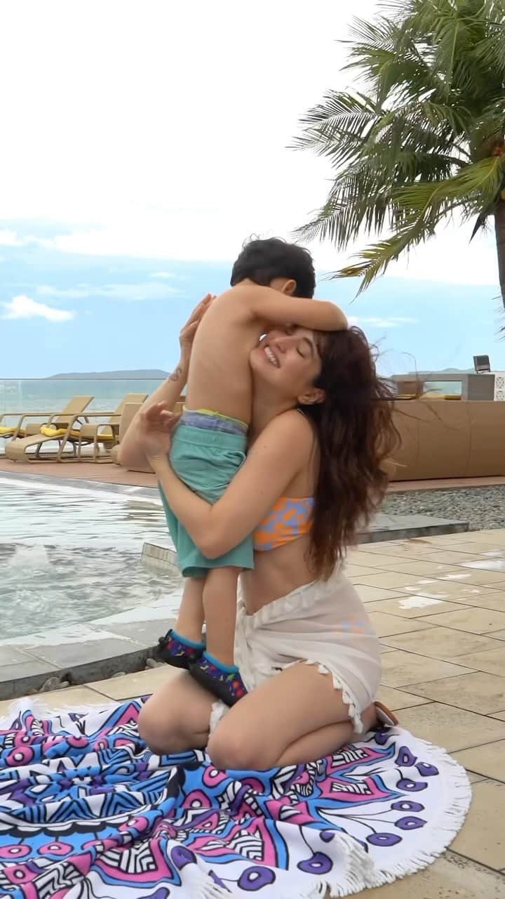 Coleen Garciaのインスタグラム：「How do you explain to your kids that they have to wait 15min after applying sunscreen before they can jump in the water? Well, you no longer have to. 😉  Beach Hut Babies & Kids Sunscreen’s Zero Wait Time formula is so convenient to use and reapply, and I love that it’s a mineral sunscreen that is hypoallergenic, fragrance-free, and paraben-free! 😍 As a mom, these are all so important to me when searching for the best product for my little one.  You can grab Beach Hut Babies & Kids SPF 50 Mineral Sunscreen at beachhutfun.com for exclusive deals, same day delivery, and more! 🌞  #ZeroWaitTime #BeachHutFun #MaximumProtectionMaximumFun」