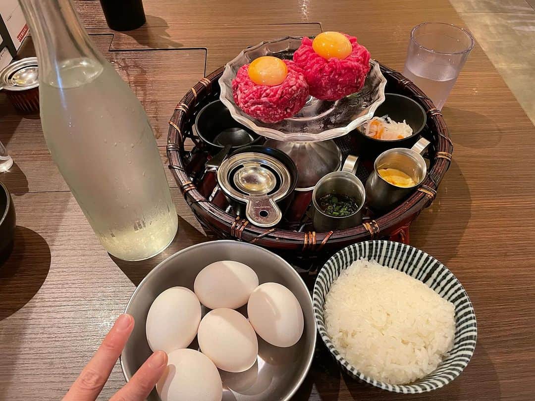 山崎勝之さんのインスタグラム写真 - (山崎勝之Instagram)「今日はチートデイ。  全身筋トレ。  ハンバーグ食べに行くも売り切れで、 初のユッケランチ定食。  ご飯を4杯いただきました。 美味しゅうございました♪  #チートデイ #オリジナルソースが美味」11月10日 15時05分 - chan_yama