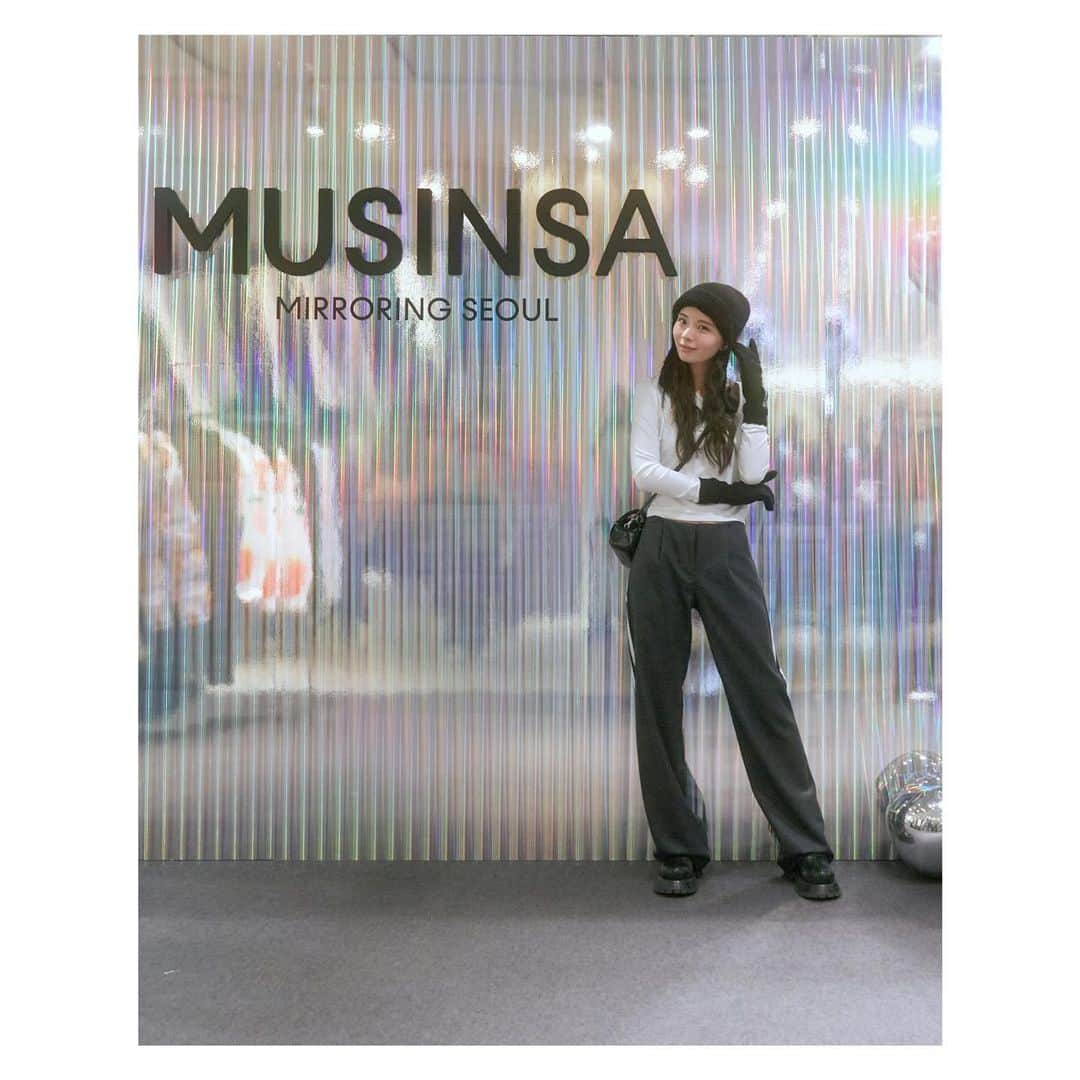 川口ゆりなのインスタグラム：「． ． 阪急うめだ本店3Fにて 11/14まで開催されている MUSINSA popupへ行って参りました🖤 ． あれもかわいいこれもかわいいと お買い物欲がうずうずと 胸が高鳴りました❤️‍🔥 フォトスポットもとても映えて かわいいのです〜 ． フィッティングルームではミラーセルカでソウル気分を味わえますし、 特に設置されている レシート写真機でも、ぜひ撮ってほしいの…🤫  ． 普段画面越しのアイテムたちを 直接みてお買い物できる貴重な機会ですので、 ぜひ足を運んでみてくださいな！ ． #musinsaosaka  #musinsapopupstore  #mirroringseoul #musinsaglobal #musinsa #kfashion #ムシンサ ． ．」