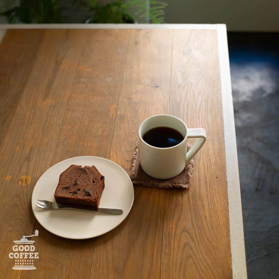 goodcoffeemeさんのインスタグラム写真 - (goodcoffeemeInstagram)「. ☕️ Good Coffee Crew Recommend Shop Info ☕️  【LUCENT COFFEE ／ 東京・蔵前】  GC Crew：@tomo__110 「コーヒーで暮らしを豊かに。"LUCENT" 半透明な・光る・輝く とホームページを開くと最初に目に入ってくるロースタリーカフェである、田原町にあるLUCENT COFFEE 。  コーヒーが日常の一部になる。 最近のコーヒーを取り巻く世界は、 昔からのしっかりとしたコーヒーらしい深煎りから コーヒーが果実であると言うことがわかります。 また、フルーティーな味わいの浅煎りまで、 様々な味わいにあふれるコーヒーが世界で広まっています。  そんなコーヒーを取り巻く世界が色とりどりで華やかになっているからこそ、あえて果実であるコーヒーチェリーの本来の自然なフルーティーさを感じる浅煎りのみで、ローストしているのがオーナーの中田さん夫妻。  LUCENT COFFEEの浅煎りのコーヒーを楽しみに訪れれば、まるで素肌に生成りの生地をまとうかのように、自然と日常生活でコーヒーを楽しむことが出来るのだと思います。  そんな、自然なコーヒーとハンドメイドの焼き菓子をLUCENT COFFEEで味わいながら、皆さんも日常生活で、ナチュラルにコーヒーを楽しむ時間をつくってみてはどうでしょうか？」  — 📍東京都台東区寿1-17-12 レモンビル1F 🕘8:00〜17:30 (L.O. 17:00) 🗓定休日：火・水曜日 —」11月10日 15時02分 - goodcoffeeme