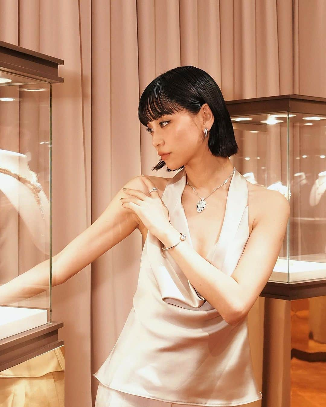 る鹿さんのインスタグラム写真 - (る鹿Instagram)「@bulgari   三四半世紀にわたって進化し続けてきたブルガリのアイコン 「セルペンティ」の誕生75周年を祝し、 ブルガリ セルペンティ 75周年 時を超えて紡がれる無限のストーリー展  現代アーティストとのコラボレーション作品、東京限定なカフェエリアなど、ブルガリの素晴らしい世界観を体感できる空間になってます。  東京・表参道にて11月9日（木）から26日（日）まで開催です。  #Bulgari #BulgariJewelry #Serpenti #Serpenti75 #pr」11月10日 15時03分 - luluxinggg