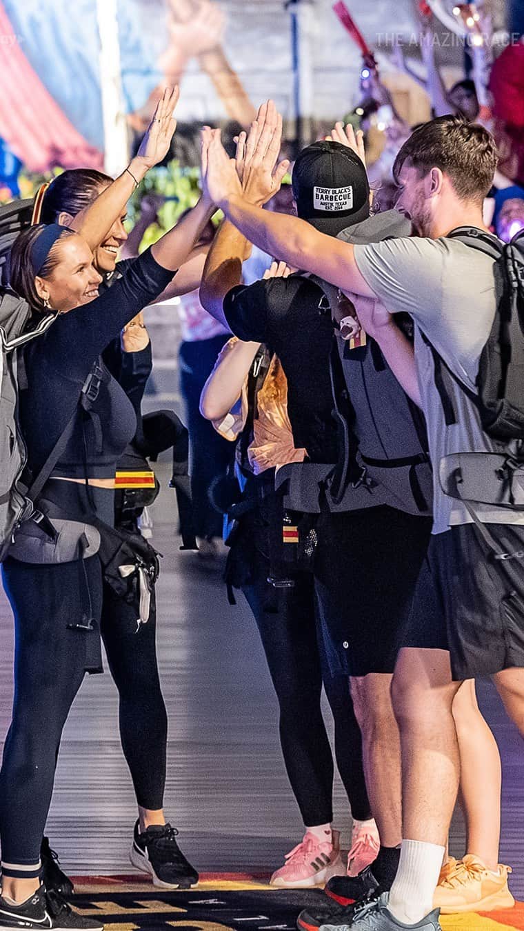 アリ・シンプソンのインスタグラム：「goosebumps galore.. what a magical moment, one we’ll carry forever!! @amazingraceau ♥️🥇🥇🥇  #AmazingRaceAU   stream all episodes on @10playau now x」