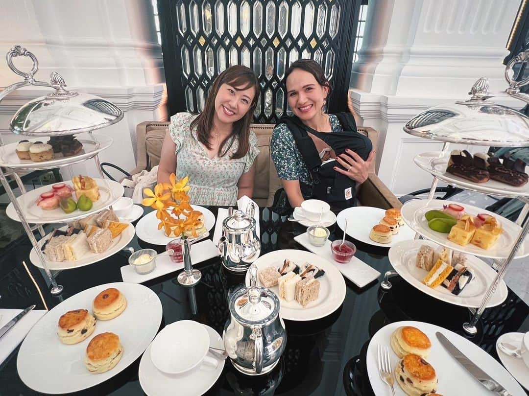 瀬間友里加さんのインスタグラム写真 - (瀬間友里加Instagram)「@raffleshotelsingapore ❤️😋 先日、本帰国してしまうお友達と初めてのラッフルズのアフタヌーンティーへ🫖💕ブティックにはよく行っていたけどホテルの中は初めて💓 スコーンもサンドウィッチもケーキも食べやすかったなぁ🍰フルーツティーも美味しかった🫖 シンガポールにいると新しい出会いもあるけど別れもあって🥲息子とも同じクラスで仲良しだったのにお別れで寂しがってたなぁ🥲また日本で会えますように🇯🇵☺️ 産後初のアフタヌーンティー、子連れで大丈夫か不安でしたが、寝てくれました👶よかった🥺#singapore #afternoontea #raffleshotel #アフタヌーンティー #ラッフルズホテルシンガポール #シンガポール生活 #シンガポール #シンガポールグルメ #シンガポールアフタヌーンティー @raffleshotelsingapore」11月10日 15時07分 - yurika.sema