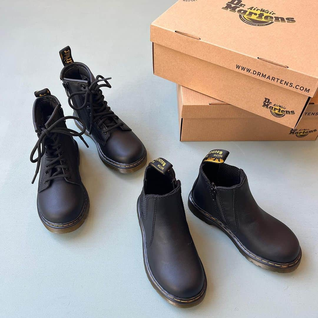 こども ビームスのインスタグラム：「【recommend item】 ＜Dr.Martens＞  クラウス・マルテンス博士によって開発されたエアクッションソールの靴から始まったブランド。独自のソールによる機能性に加え、あらゆるファッションに自由にコーディネイトできるデザイン性の高さは、時代を超えた定番のフットウエアとして、世界中のストリートでさまざまなカルチャーとファッションをリードし続けています✨  . ※画像右下の【保存ボタン】で後から探しやすくなります💫 . #kodomobeams #beams #daikanyama  #こどもビームス #ビームス #代官山 #tokyo #japan #trip #discover #drmartens #ドクターマーチン #マーチン  #東京 #こどもふく #도쿄 #아기옷 #도쿄쇼핑 #여행 #일본여행 #ブーツ #ハイカット　 新作アイテムはプロフィールのリンク🔗からビームス公式サイト、こども ビームスページをチェック❗️ ※お問い合わせにつきましては、お電話にて承ります。」