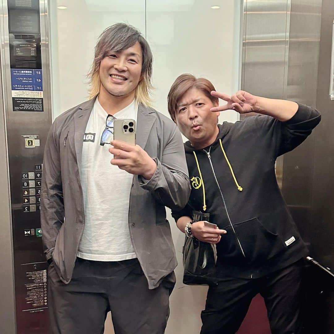 棚橋弘至さんのインスタグラム写真 - (棚橋弘至Instagram)「2005年。大会プロモーションを始める。最初に声を掛けてくれたのが、新日本プロレス営業の阿部さん。あれから、18年…  2人ともあまり変わらず。歳はとったけど笑」11月10日 15時16分 - hiroshi_tanahashi
