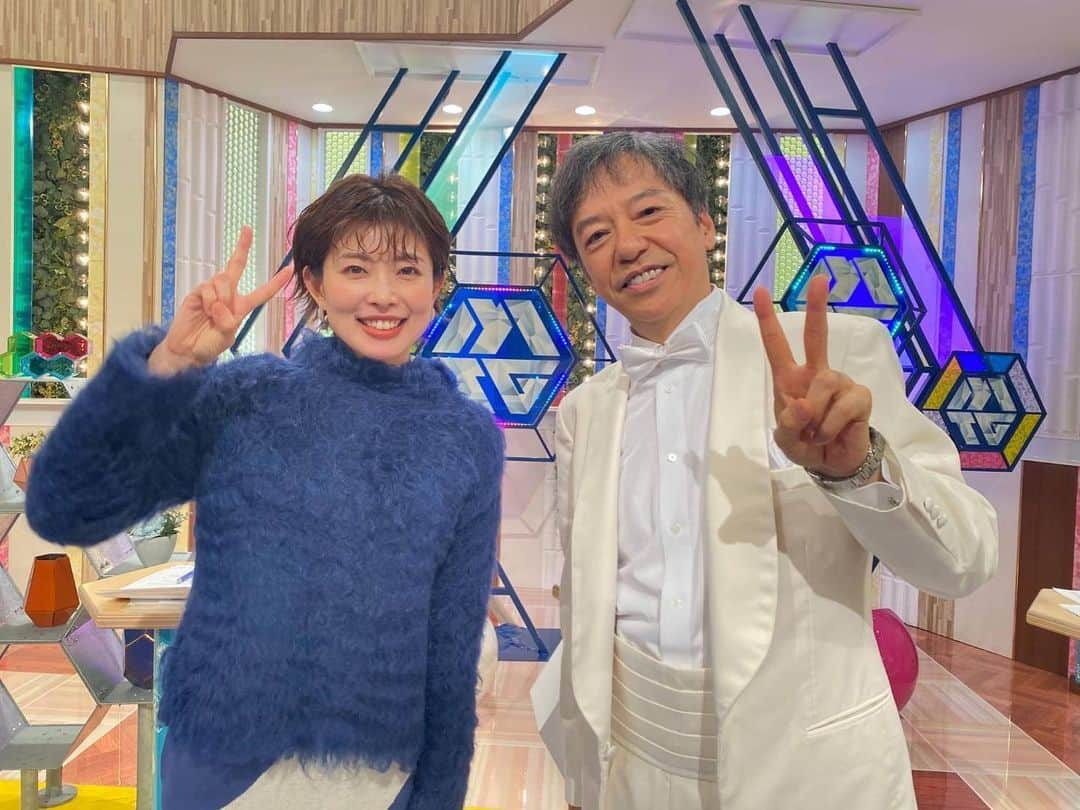 林マオのインスタグラム：「#板尾創路 さん  白のタキシードがお似合いで 優しくて！  テレビでずっと観てきたあの 板尾さんと ピース写真✌️  それにしても そろそろ ポーズ難民になってきたよ  誰かいいポーズあれば  教えてくだしゃい  #ネタバレMTG #読売テレビ #土曜のおひる #ticktock も見てね❤️」