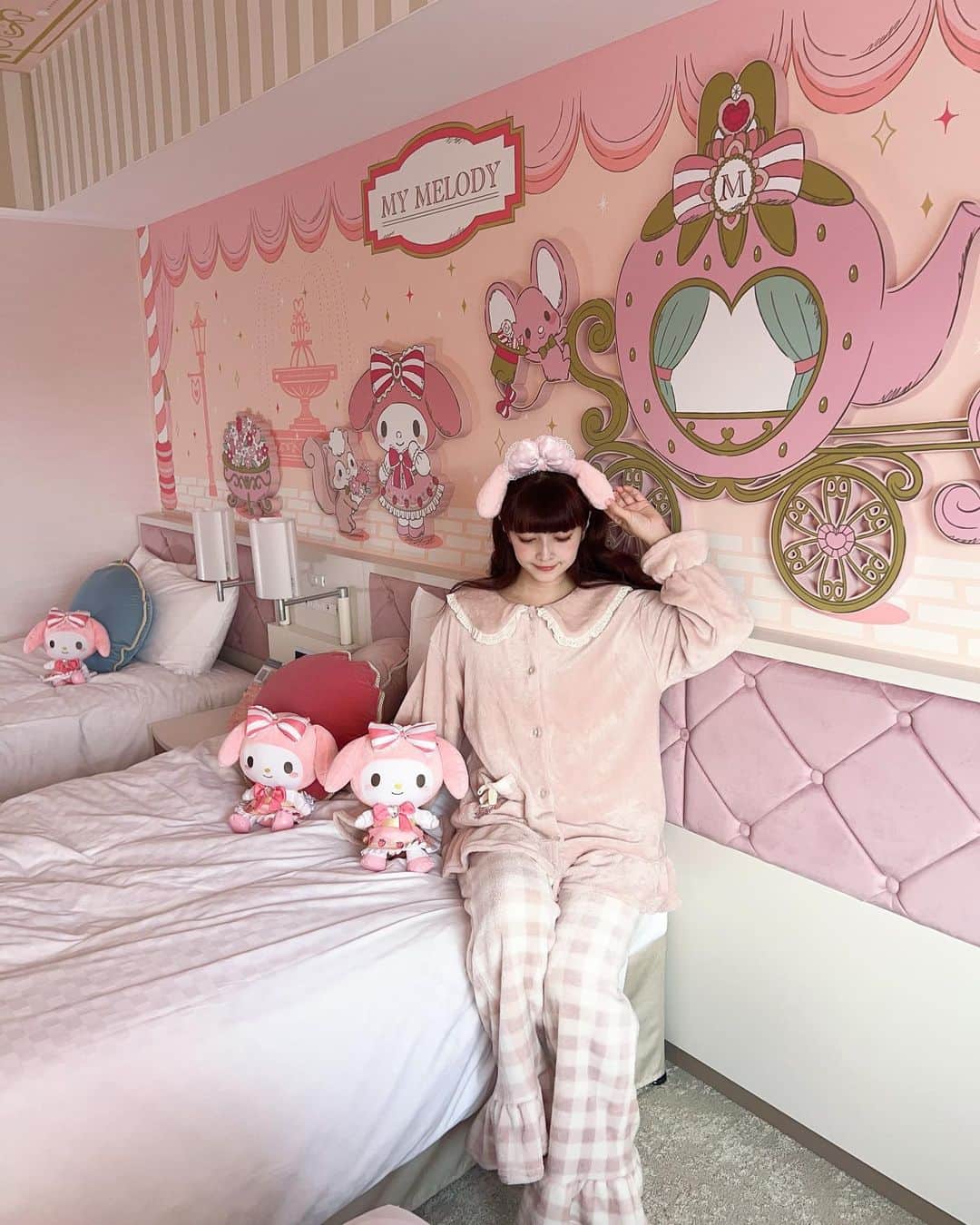 青木美沙子さんのインスタグラム写真 - (青木美沙子Instagram)「東京ドームホテルのマイメロちゃんルームにお泊まりしたよ💕本日VLOGが17時にYouTubeにアップします🎀  可愛すぎる空間💕 ちなみにクロミちゃんルームもあります💕  女子会にもぴったり💕」11月10日 15時21分 - misakoaoki