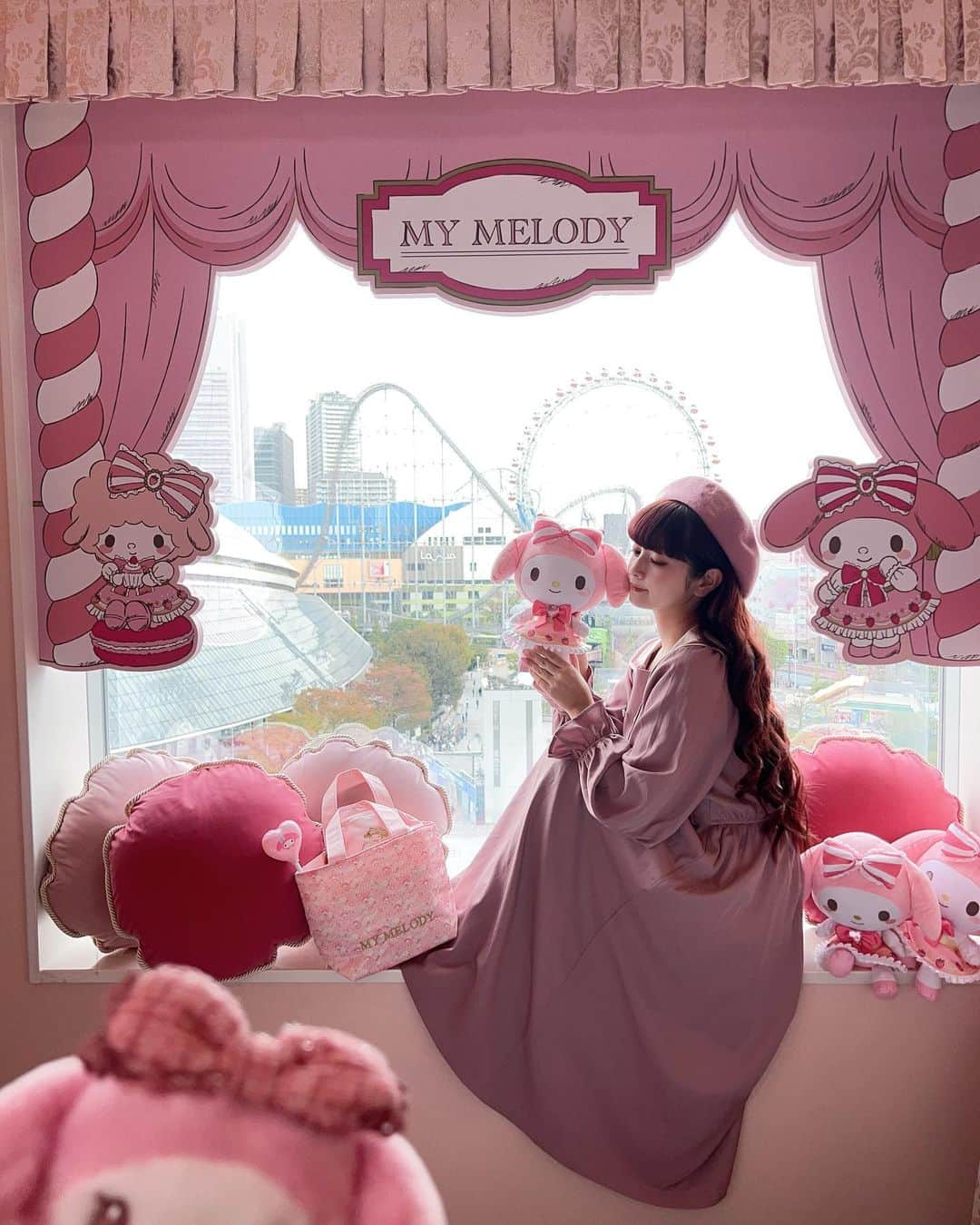 青木美沙子のインスタグラム：「東京ドームホテルのマイメロちゃんルームにお泊まりしたよ💕本日VLOGが17時にYouTubeにアップします🎀  可愛すぎる空間💕 ちなみにクロミちゃんルームもあります💕  女子会にもぴったり💕」