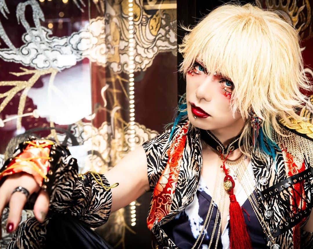 幸樹のインスタグラム：「Do you like Japanese culture? My band incorporates a lot of Japanese culture.  使われていないアー写もこのままお蔵入りはもったいないので、出来る限りインスタグラムに残そうかなと。  こちらの写真は最後の最後まで悩んだ一枚👹  #ダウト #ビジュアル系 #ヴィジュアル系 #音楽 #ポートレート #メイク #和メイク #メイクアップ #ヘアアレンジ #一眼レフ #japan #visual #visualkei #kimono #love #コスプレ  #instagood #fashion #happy #followme #follow #art #music #haircolor #makeup #photography #メイク男子  #和服  #集合写真  #派手和服」