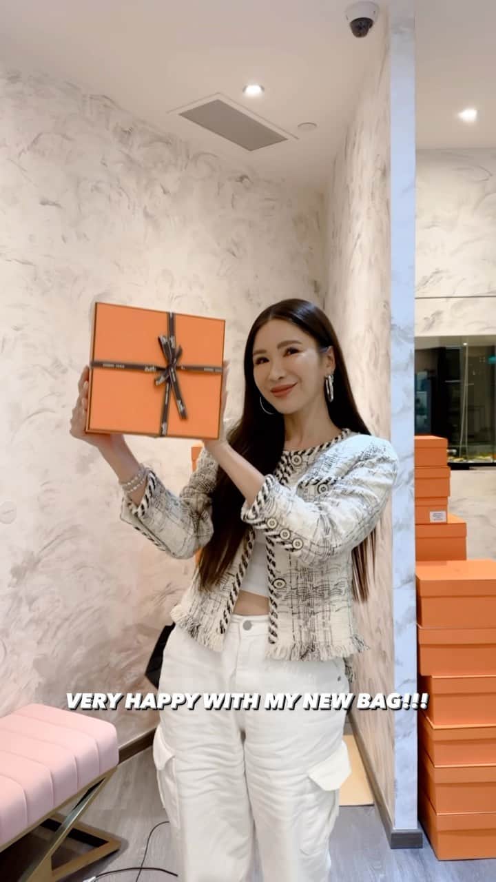 ジェイミー・チュアのインスタグラム：「Follow me Christmas shopping for a new bag @ruelamode it was a really tough choice to make as there are so many cuties that wanna go home with me. Watch to see what’s my final pick…」