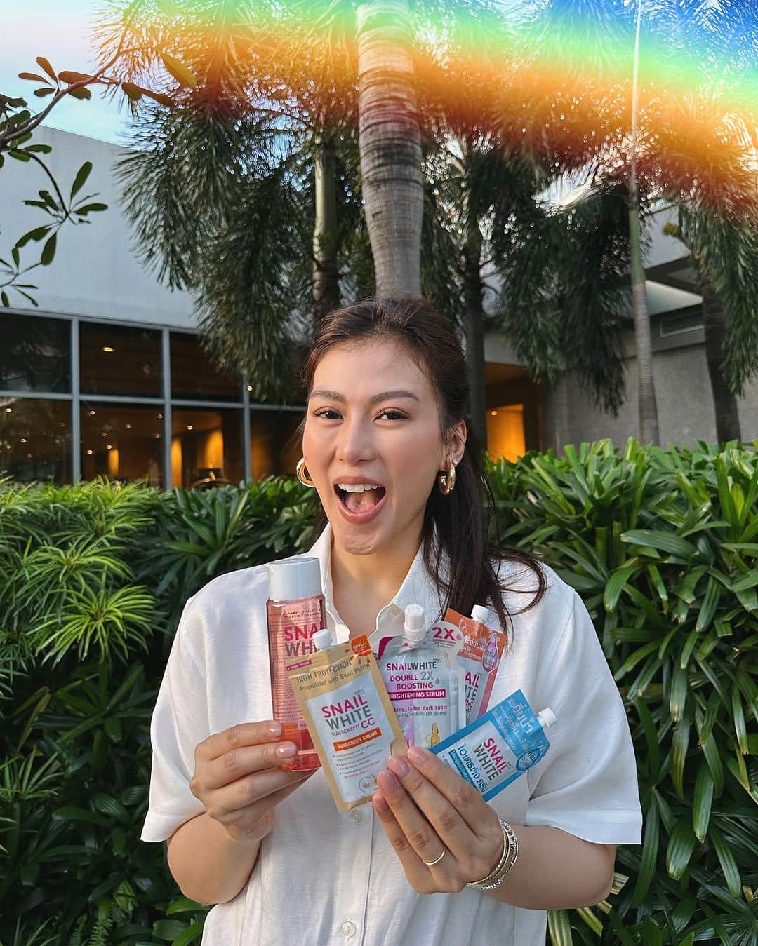 Alex Gonzagaさんのインスタグラム写真 - (Alex GonzagaInstagram)「Skin glow up but make it affordable! Sakto sa 11.11 sale! 5 products in 1 package na 😱Thanks to @snailwhitephils’ NEW Ultra Glow Snail Serum and All-In-One Snail Cream are powered with Snail Slime, a miracle ingredient that can give you visibly smooth, radiant, and bouncy skin! Ito na yung sign niyo to make a great skinvestment with #AffordaGlow prices ✨  Get the NEW Glow Up Snail Starter Kit for just P799 this 11.11! Available on Shopee kaya add to cart na 🛒 #GlowHoliday #SNAILWHITE」11月10日 15時30分 - cathygonzaga