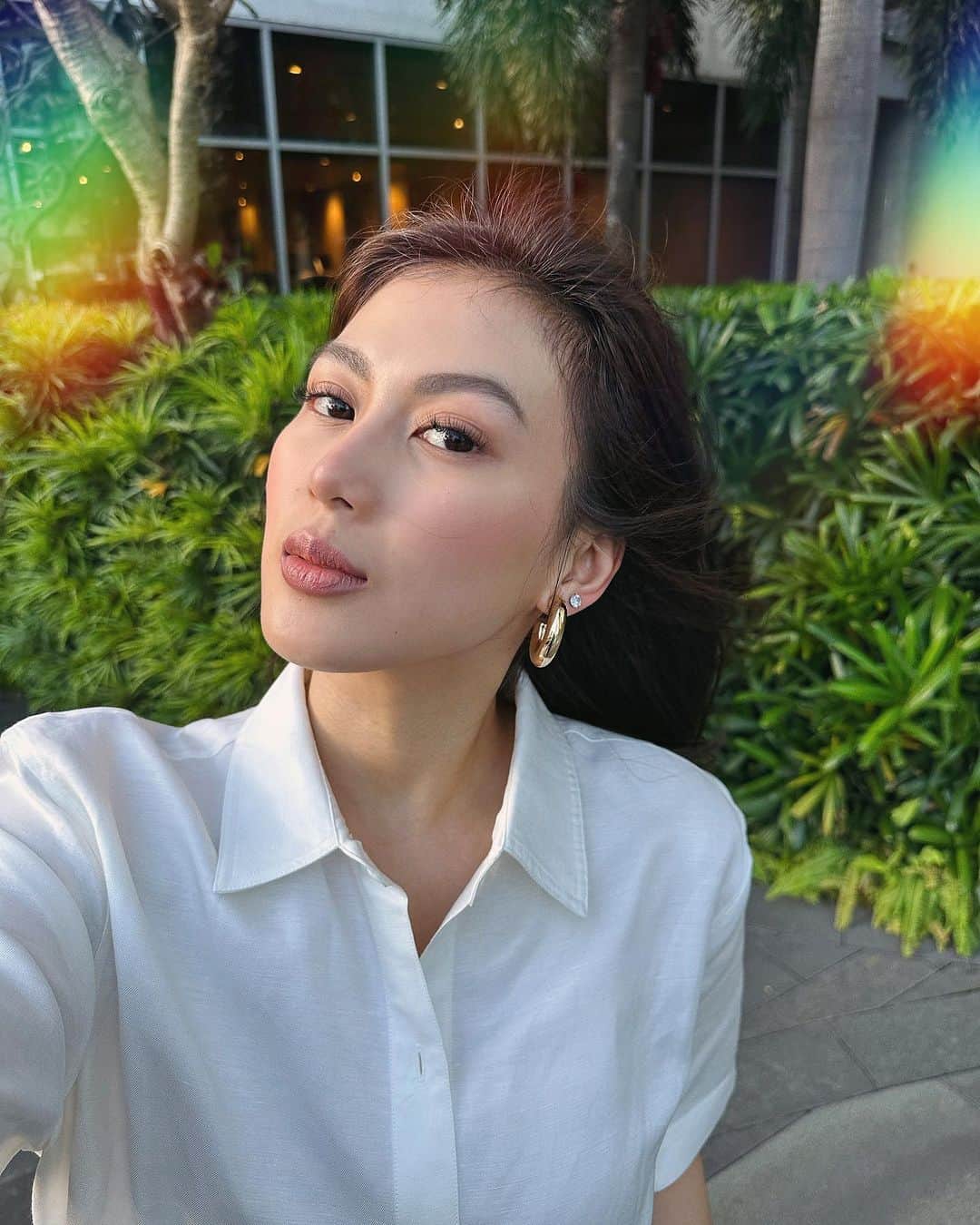 Alex Gonzagaのインスタグラム：「Skin glow up but make it affordable! Sakto sa 11.11 sale! 5 products in 1 package na 😱Thanks to @snailwhitephils’ NEW Ultra Glow Snail Serum and All-In-One Snail Cream are powered with Snail Slime, a miracle ingredient that can give you visibly smooth, radiant, and bouncy skin! Ito na yung sign niyo to make a great skinvestment with #AffordaGlow prices ✨  Get the NEW Glow Up Snail Starter Kit for just P799 this 11.11! Available on Shopee kaya add to cart na 🛒 #GlowHoliday #SNAILWHITE」