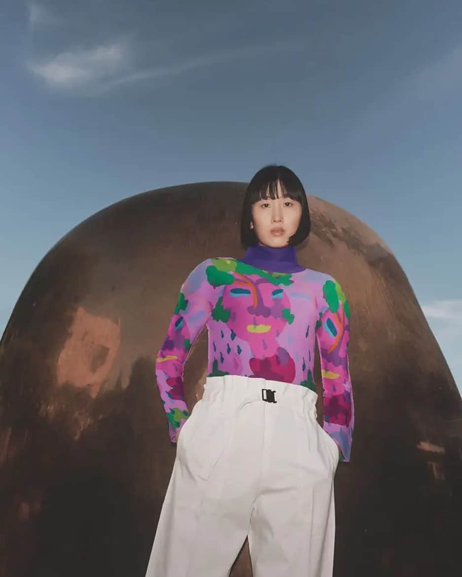 ginza magazineのインスタグラム：「〈ミー イッセイミヤケ〉の代表的素材とも言える「ストレッチプリーツ」の新アイテムをお届けする短期連載がスタート!　今月紹介するのは、鮮やかな色彩のパレットが目を引く“TREE”と名づけられたトップ。雨が降り注ぐ木々の様子かと思いきや、人の顔にも見える、まるでトリックアートのようなモチーフです。  詳細はginzamag.comでチェック！ @ginzamagazine  #pr #ginzamagazine #イッセイ ミヤケ #ISSEYMIYAKE. #ミーイッセイミヤケ #meISSEYMIYAKE」