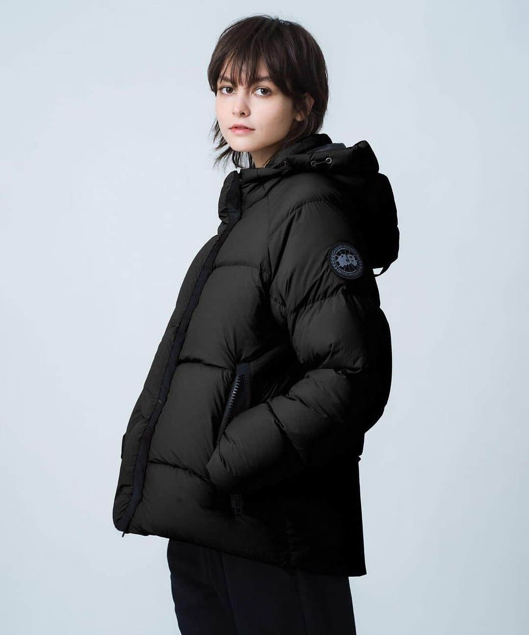 のインスタグラム：「. [CANADA GOOSE] Bryden Puffer Black Label 2621WBJ.  表地に非常にソフトなリサイクルエンデュラリュクス生地を使用し、耐久性に優れた＜ブライデン パッファー＞は、寒い冬に活躍する一着です。  さらに耐久性を高めるため、摩耗しやすい部分はコーデュラ®生地で補強。 取り外し可能なフードは、気候の変化に対応し、あらゆる場面で役立ちます。  軽量ながらしっかりとした防寒性を提供するこのパッファーは、パフォーマンスと肌触りの良さを兼ね備えています。こちらは新型の日本限定モデルです。  -  #mawsapporo #MāW #insonlinestore #canadagoose #sapporo #hokkaido #23aw」