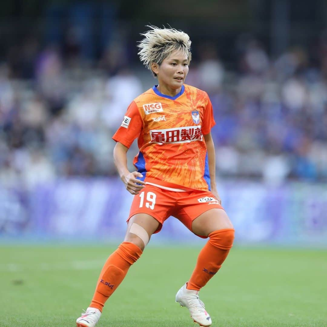 川澄奈穂美のインスタグラム：「🧡TOMORROW💙 ▽ ⚽️WEリーグ2023-24 第1節 🕕11月11日(土)15:00K.O. 🆚INAC神戸レオネッサ 🏟️ノエビアスタジアム神戸 ▽ 🖥LIVE配信 DAZN▶️ https://www.dazn.com/ja-JP/p/WE_LEAGUE/ ▽ 🎫 https://md.pia.jp/weleague-ticket/ticketInformation.do?eventCd=2339518&rlsCd=004 ▽ WEリーグ23-24がいよいよ開幕です🔥 アウェイで勝ちましょう‼️ 応援よろしくお願いします🧡」