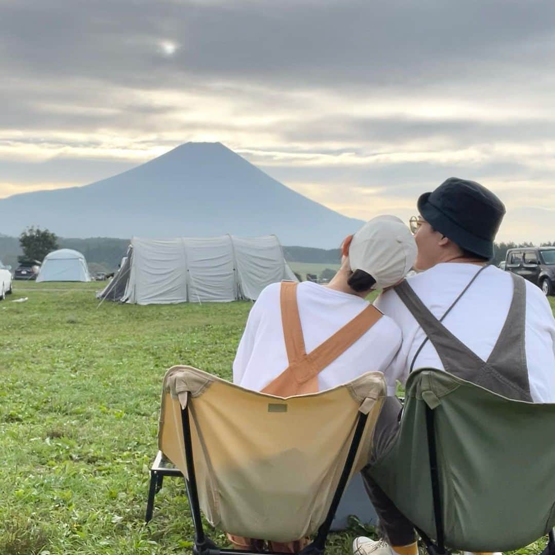 KANAKAのインスタグラム：「日の出は曇ってて見えなかったけど 綺麗な朝焼け見ながら朝ごはん食べる優雅な最高に気持ちいい朝だった☀️  お土産にマグネット買ってもらった🐻  #fumotouhou #キャンプ #キャンプ飯 #キャンプ場 #キャンプギア #キャンプ道具 #camp #ふもとっぱら #ふもとっぱらキャンプ場 #富士山キャンプ #夏休み #朝焼け #朝焼けの空 #朝 #富士山 #富士山キャンプ #朝活」