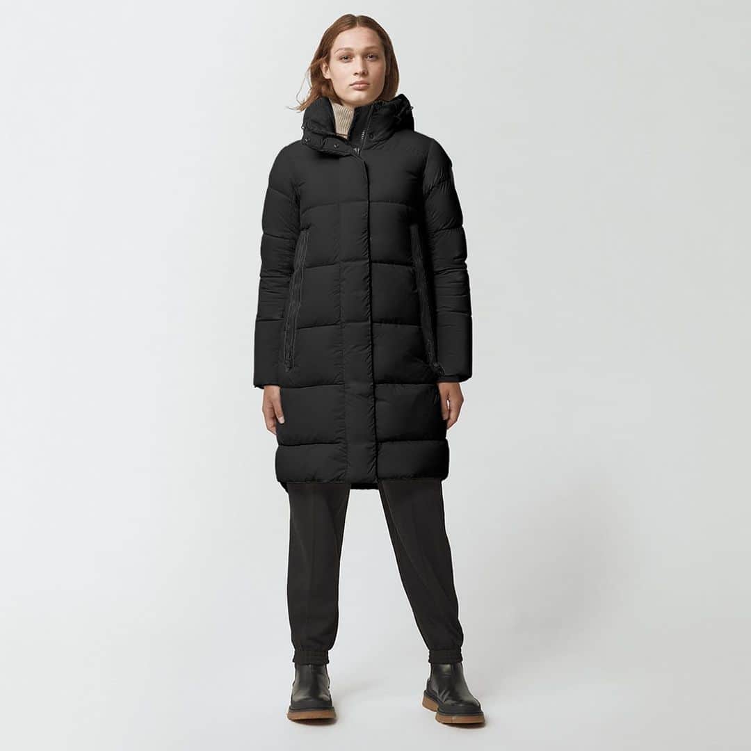 のインスタグラム：「. [CANADA GOOSE] Byward Parka Black Label 2610LB.  非常に暖かく軽量構造のバイワード パーカは、非常に柔らかいエンデュラリュクス生地と摩耗エリアを強化するコーデュラ素材を使用しています。  どちらも信じられないほど軽量素材で、耐久性に優れています。 ４つのフロントポケットは縦についており、フリースの裏地が付いているので、たっぷり収納でき、手が暖かく快適です。 襟まわり360°に取り付けられたストライプのリフレクターが暗闇での視認性を高めます。  取り外し可能なフードは、穏やかな天候に移行したときにも汎用性を発揮します。  -  #mawsapporo #MāW #insonlinestore #canadagoose #sapporo #hokkaido #23aw」