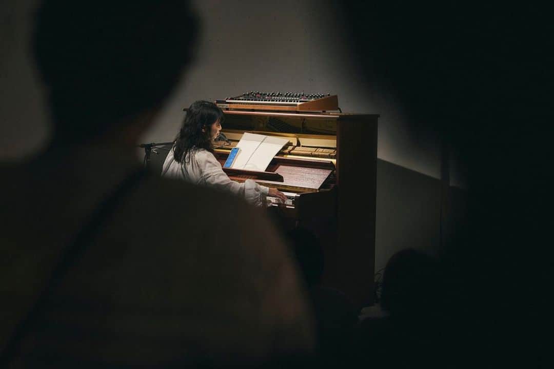 ちゃんMARIさんのインスタグラム写真 - (ちゃんMARIInstagram)「2023/11/5(sat) FUKUSHIGE MARI ピアノと声 ツアー  @鹿児島・たんすの肥やし (@tansu_no_koyashi5)  不思議な夜でした。 途中で一曲だけ子どもたちとなんかやりたいなって思って、即興演奏をみんなでやりました○  笑ってる人、泣いてる人、静かに聴いてくれてる人、それぞれの楽しみ方をしてくれていてわたしはうれしかったです。 ありがとうございました🫶  photo by @kidskc」11月10日 15時35分 - mari_crimson