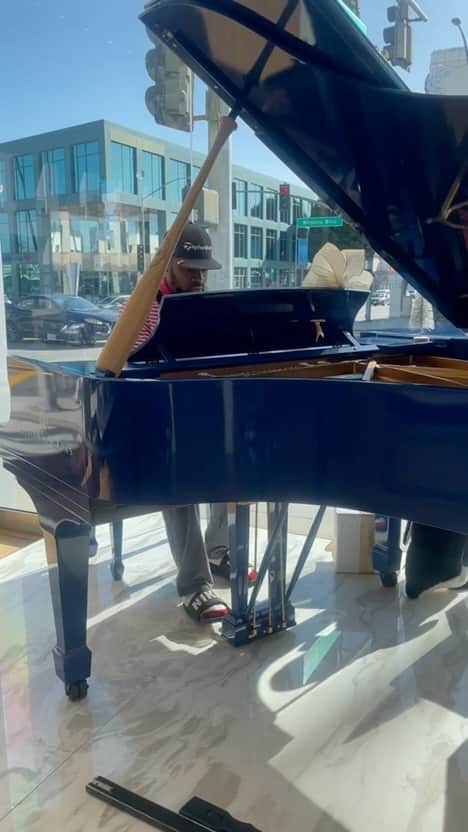 のインスタグラム：「Just piano shopping…No AI this is IRL “In Reel Life” #NoCap #Back2Music #ORCAWave📡🌊🐳」