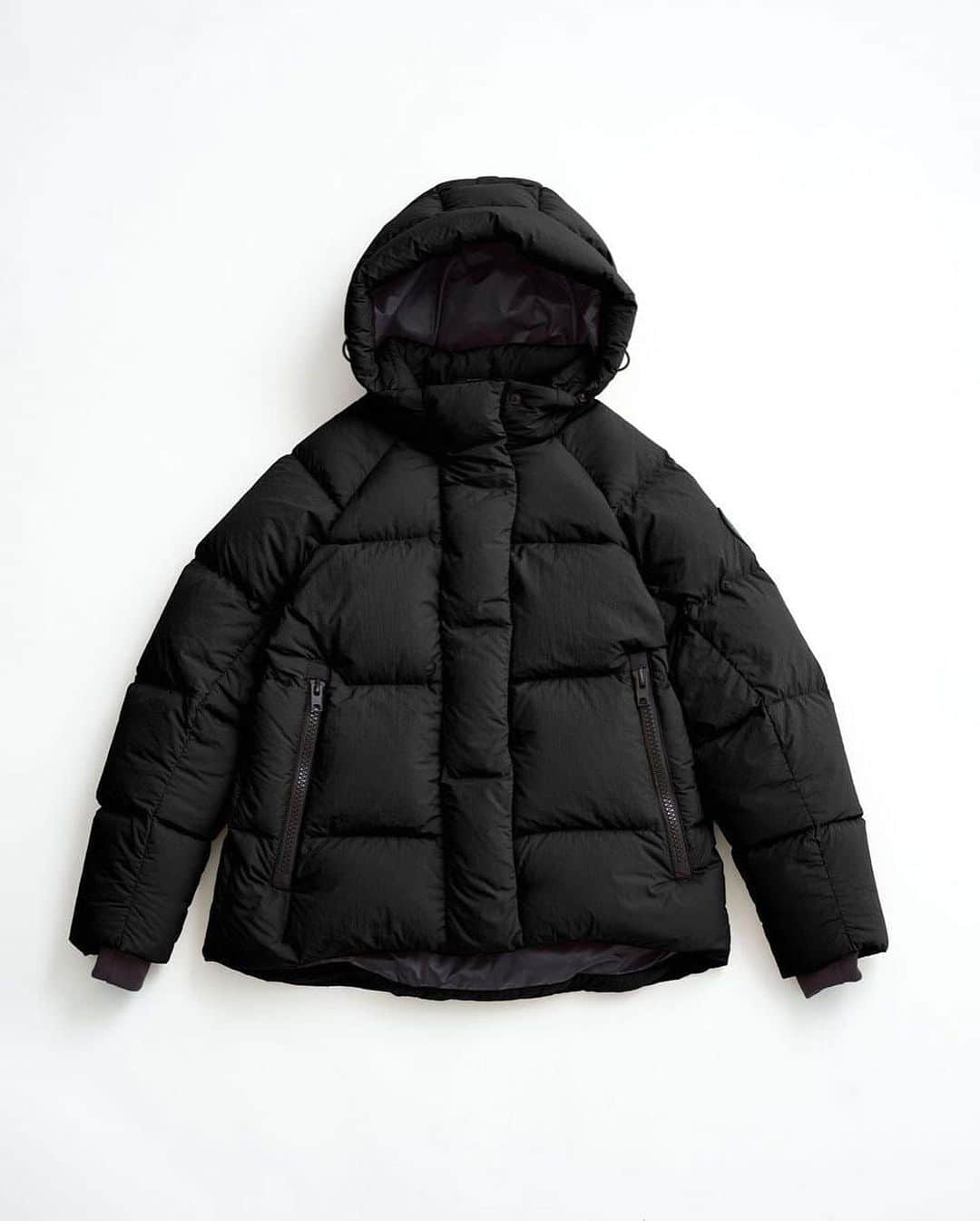 のインスタグラム：「.  . [CANADA GOOSE]  Bryden Puffer Black Label 2621WBJ. Byward Parka Black Label 2610LB.  表地に非常にソフトなリサイクルエンデュラリュクス生地を使用し、耐久性に優れた＜ブライデン パッファー＞は、寒い冬に活躍する一着です。  さらに耐久性を高めるため、摩耗しやすい部分はコーデュラ®生地で補強。 取り外し可能なフードは、気候の変化に対応し、あらゆる場面で役立ちます。  軽量ながらしっかりとした防寒性を提供するこのパッファーは、パフォーマンスと肌触りの良さを兼ね備えています。こちらは新型の日本限定モデルです。  -  #mawsapporo #MāW #insonlinestore #canadagoose #sapporo #hokkaido #23a」