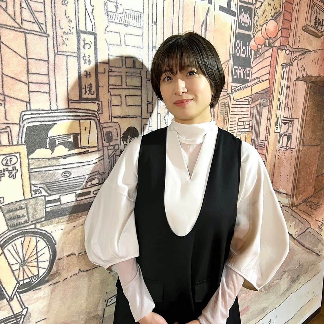 南沢奈央のインスタグラム：「「今日も寄席に行きたくなって」出版記念イベント、ありがとうございました！  サイン会から始まり、お酒を飲みながらのトーク、楽しかったです！ 芸人のあずき坊主さんに仕切っていただき、途中からはゲストとして、あさ笑でご一緒してた桂團治郎さんにも参加いただきました！ @okumura_jinsei @danjirokatsu   またこういう機会でみなさんにお会いできたらうれしいです。  イベント、本の感想もぜひ💁‍♀️  ちなみに、会場の梅田Lateralの壇上の背景画は、漫画家の山本さほさんによるもの！ノスタルジックでかわいかった！！ @lateral_osaka   衣装 ジャンパースカート、ブラウス  @lanvin_en_bleu_womens  タートルトップス @adelly.tokyo @adelly_press  ブーツ @charleskeith_jp  #チャールズアンドキース」