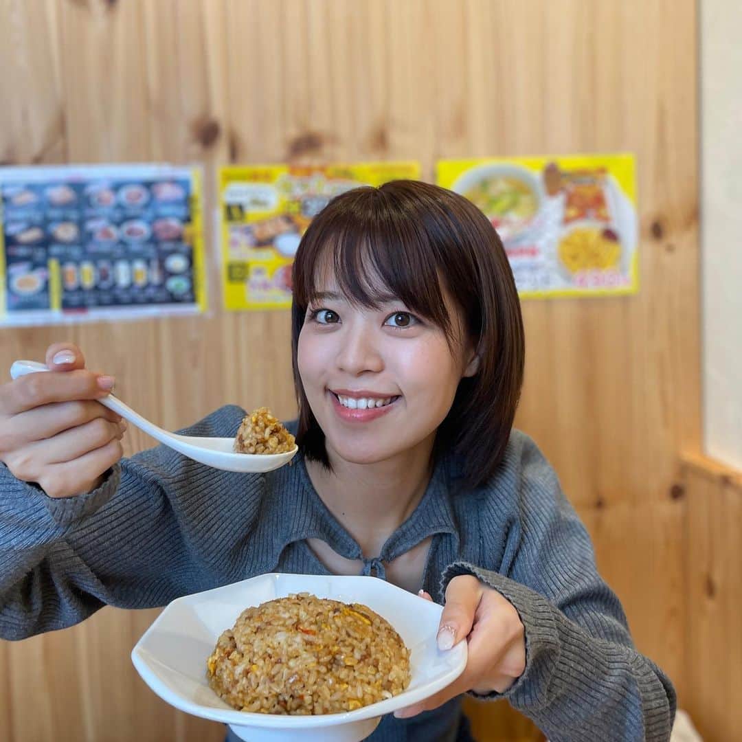 森谷佳奈さんのインスタグラム写真 - (森谷佳奈Instagram)「今日のお昼は 「東京湯麺 神菜」へ🍜  以前生たまごBang!の取材では 1番人気の「濃厚タンメン」をいただきましたが、今回選んだのは「牛骨淡麗タンメン」✨ しかも半チャーハンセットで…🤤💕  牛骨の香りがふわーっとして、あっさりだけどコクのある美味しいスープにちゅるんとした喉越しの良い麺が最高に合ってました😎 具材の白菜はとろとろで、豚肉も牛骨スープと合わさって 旨み倍増です！ちなみにこれは肉マシ…。笑  トッピングには豆板醤がのっていて、スープに溶かして食べるとピリ辛になっておいしい！ますます食欲増進です🤞  チャーハンも牡蠣醤油の甘さが際立ってめっちゃ美味しいです。一口食べた時の旨みが忘れられない🤤  他にもいただいてきたので 後日投稿しますね〜！ 美味しいメニューありまくりなんです😂🙏🙏  #東京湯麺神菜 #ラーメン神菜  #らじふぇす #お世話になりました #BSS #bssラジオ」11月10日 15時42分 - kana_moritani