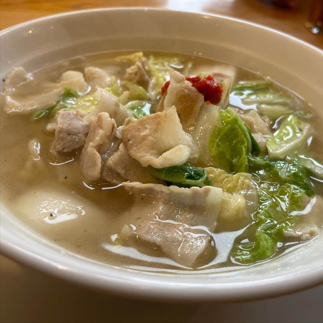 森谷佳奈さんのインスタグラム写真 - (森谷佳奈Instagram)「今日のお昼は 「東京湯麺 神菜」へ🍜  以前生たまごBang!の取材では 1番人気の「濃厚タンメン」をいただきましたが、今回選んだのは「牛骨淡麗タンメン」✨ しかも半チャーハンセットで…🤤💕  牛骨の香りがふわーっとして、あっさりだけどコクのある美味しいスープにちゅるんとした喉越しの良い麺が最高に合ってました😎 具材の白菜はとろとろで、豚肉も牛骨スープと合わさって 旨み倍増です！ちなみにこれは肉マシ…。笑  トッピングには豆板醤がのっていて、スープに溶かして食べるとピリ辛になっておいしい！ますます食欲増進です🤞  チャーハンも牡蠣醤油の甘さが際立ってめっちゃ美味しいです。一口食べた時の旨みが忘れられない🤤  他にもいただいてきたので 後日投稿しますね〜！ 美味しいメニューありまくりなんです😂🙏🙏  #東京湯麺神菜 #ラーメン神菜  #らじふぇす #お世話になりました #BSS #bssラジオ」11月10日 15時42分 - kana_moritani