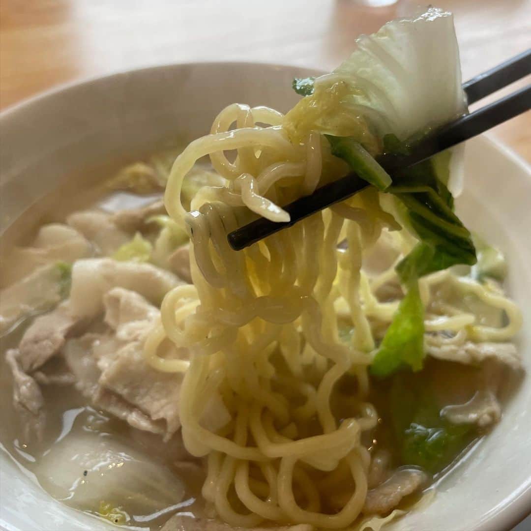 森谷佳奈さんのインスタグラム写真 - (森谷佳奈Instagram)「今日のお昼は 「東京湯麺 神菜」へ🍜  以前生たまごBang!の取材では 1番人気の「濃厚タンメン」をいただきましたが、今回選んだのは「牛骨淡麗タンメン」✨ しかも半チャーハンセットで…🤤💕  牛骨の香りがふわーっとして、あっさりだけどコクのある美味しいスープにちゅるんとした喉越しの良い麺が最高に合ってました😎 具材の白菜はとろとろで、豚肉も牛骨スープと合わさって 旨み倍増です！ちなみにこれは肉マシ…。笑  トッピングには豆板醤がのっていて、スープに溶かして食べるとピリ辛になっておいしい！ますます食欲増進です🤞  チャーハンも牡蠣醤油の甘さが際立ってめっちゃ美味しいです。一口食べた時の旨みが忘れられない🤤  他にもいただいてきたので 後日投稿しますね〜！ 美味しいメニューありまくりなんです😂🙏🙏  #東京湯麺神菜 #ラーメン神菜  #らじふぇす #お世話になりました #BSS #bssラジオ」11月10日 15時42分 - kana_moritani