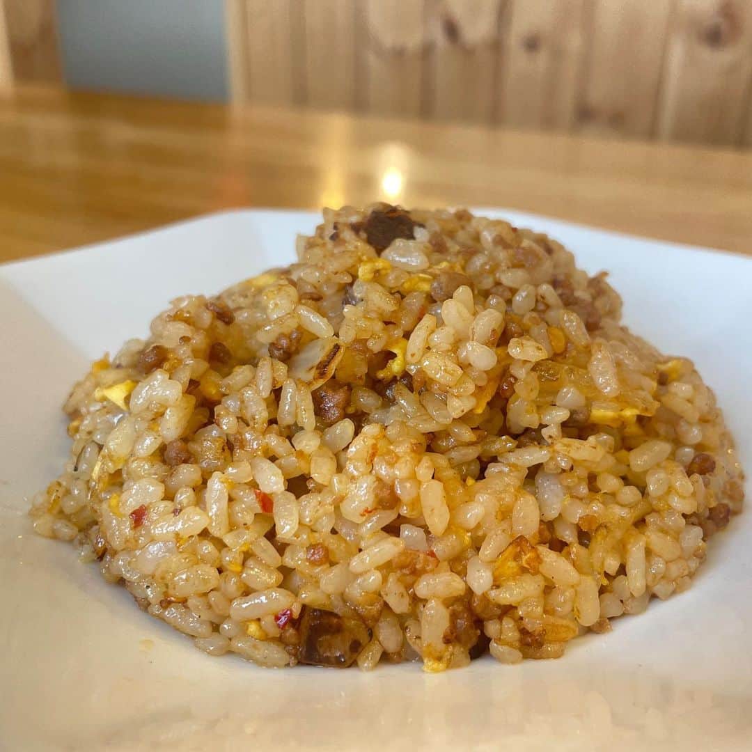 森谷佳奈さんのインスタグラム写真 - (森谷佳奈Instagram)「今日のお昼は 「東京湯麺 神菜」へ🍜  以前生たまごBang!の取材では 1番人気の「濃厚タンメン」をいただきましたが、今回選んだのは「牛骨淡麗タンメン」✨ しかも半チャーハンセットで…🤤💕  牛骨の香りがふわーっとして、あっさりだけどコクのある美味しいスープにちゅるんとした喉越しの良い麺が最高に合ってました😎 具材の白菜はとろとろで、豚肉も牛骨スープと合わさって 旨み倍増です！ちなみにこれは肉マシ…。笑  トッピングには豆板醤がのっていて、スープに溶かして食べるとピリ辛になっておいしい！ますます食欲増進です🤞  チャーハンも牡蠣醤油の甘さが際立ってめっちゃ美味しいです。一口食べた時の旨みが忘れられない🤤  他にもいただいてきたので 後日投稿しますね〜！ 美味しいメニューありまくりなんです😂🙏🙏  #東京湯麺神菜 #ラーメン神菜  #らじふぇす #お世話になりました #BSS #bssラジオ」11月10日 15時42分 - kana_moritani