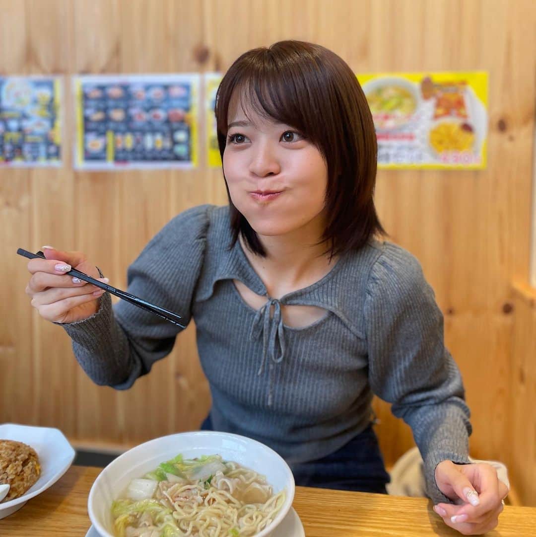 森谷佳奈のインスタグラム：「今日のお昼は 「東京湯麺 神菜」へ🍜  以前生たまごBang!の取材では 1番人気の「濃厚タンメン」をいただきましたが、今回選んだのは「牛骨淡麗タンメン」✨ しかも半チャーハンセットで…🤤💕  牛骨の香りがふわーっとして、あっさりだけどコクのある美味しいスープにちゅるんとした喉越しの良い麺が最高に合ってました😎 具材の白菜はとろとろで、豚肉も牛骨スープと合わさって 旨み倍増です！ちなみにこれは肉マシ…。笑  トッピングには豆板醤がのっていて、スープに溶かして食べるとピリ辛になっておいしい！ますます食欲増進です🤞  チャーハンも牡蠣醤油の甘さが際立ってめっちゃ美味しいです。一口食べた時の旨みが忘れられない🤤  他にもいただいてきたので 後日投稿しますね〜！ 美味しいメニューありまくりなんです😂🙏🙏  #東京湯麺神菜 #ラーメン神菜  #らじふぇす #お世話になりました #BSS #bssラジオ」