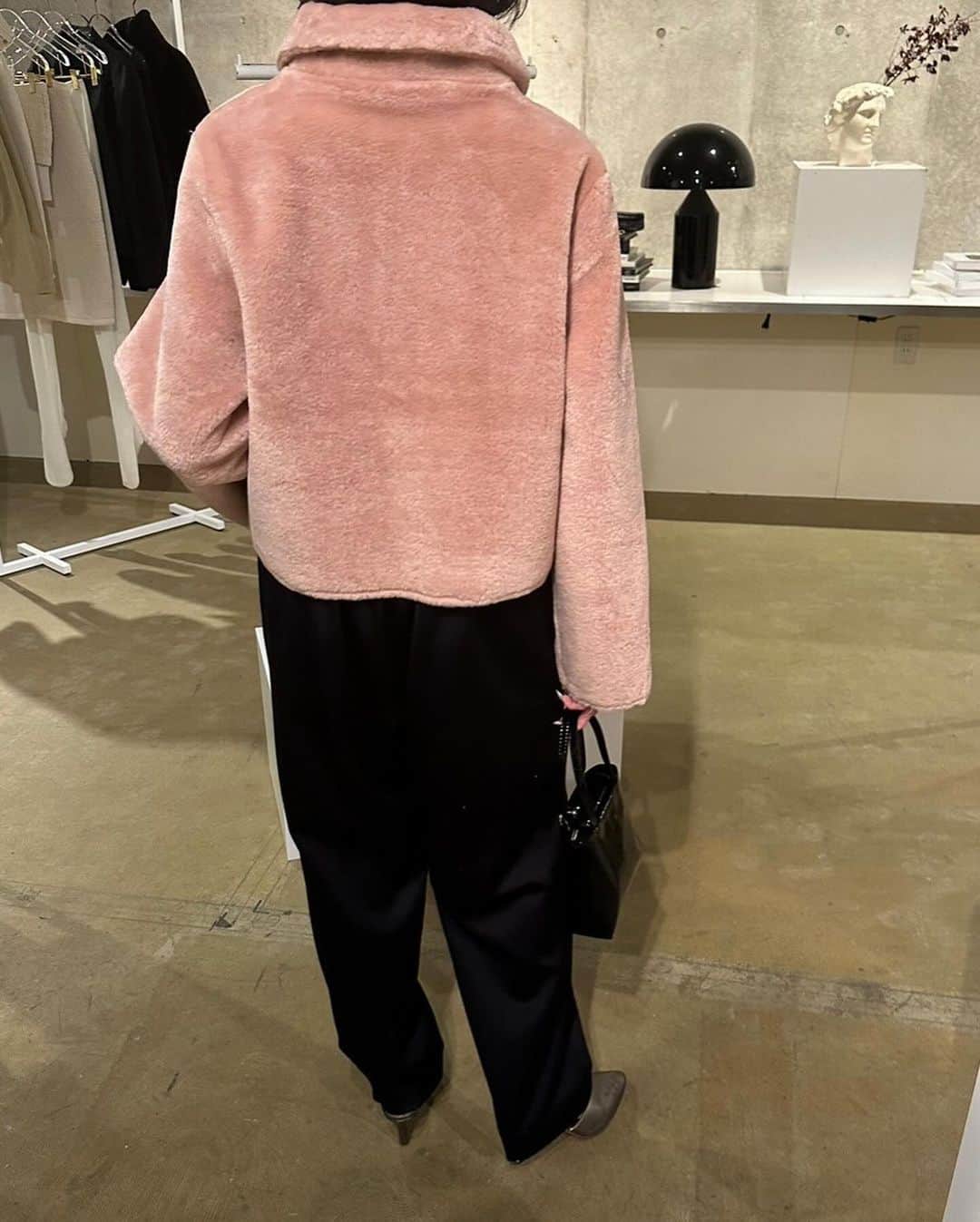 エディットフォールルさんのインスタグラム写真 - (エディットフォールルInstagram)「. TAVAS MILANO  11.11 11:00 new in  reversible fur coat col:pink,black ¥31,900 tax in  リバーシブルで着れるショート丈のアウター。 艶感のある素材で高級感もありながら、ラフに着れる印象。 軽量なので、とても着やすく着心地も良いです。」11月10日 15時42分 - editforlulu_official