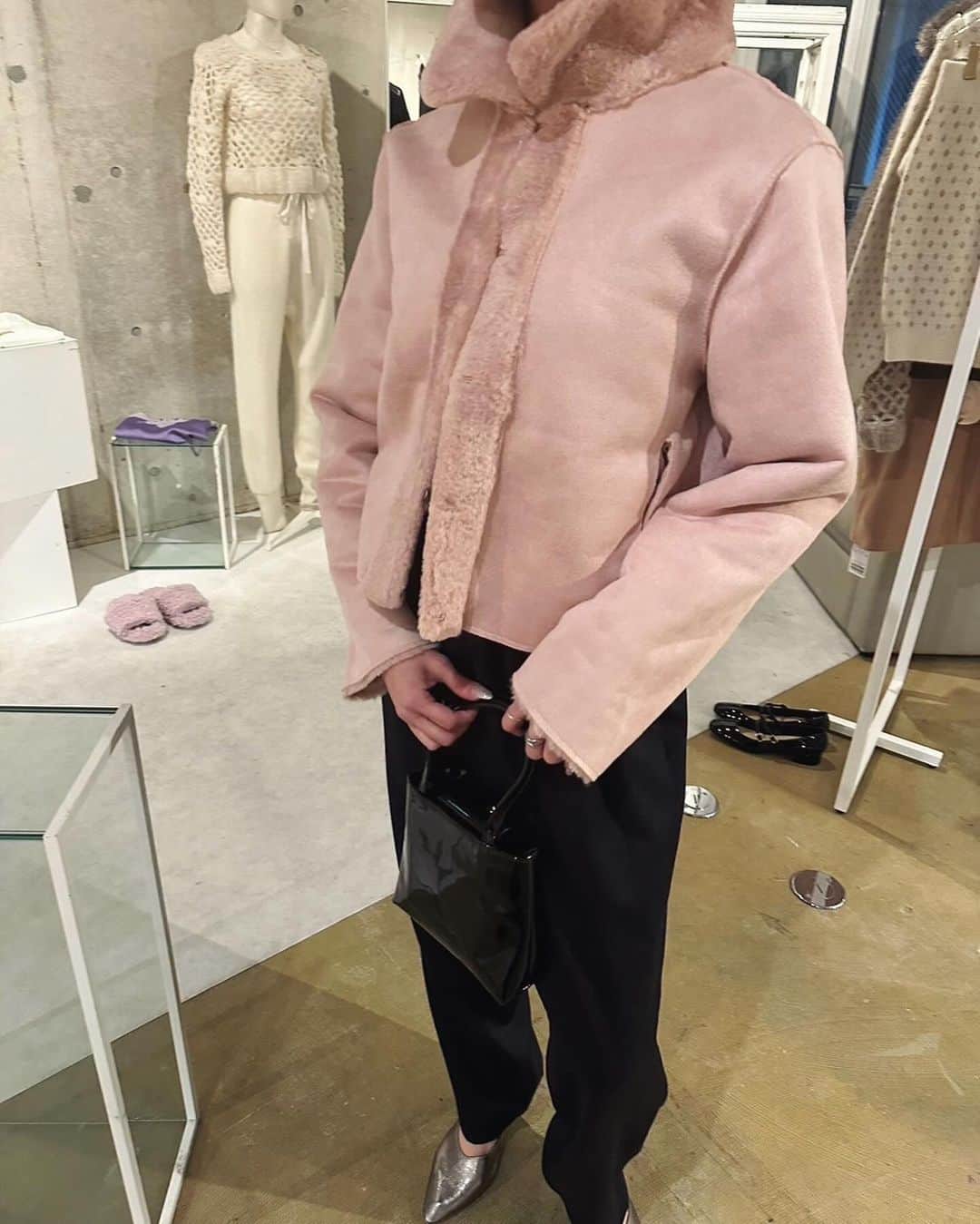 エディットフォールルさんのインスタグラム写真 - (エディットフォールルInstagram)「. TAVAS MILANO  11.11 11:00 new in  reversible fur coat col:pink,black ¥31,900 tax in  リバーシブルで着れるショート丈のアウター。 艶感のある素材で高級感もありながら、ラフに着れる印象。 軽量なので、とても着やすく着心地も良いです。」11月10日 15時42分 - editforlulu_official