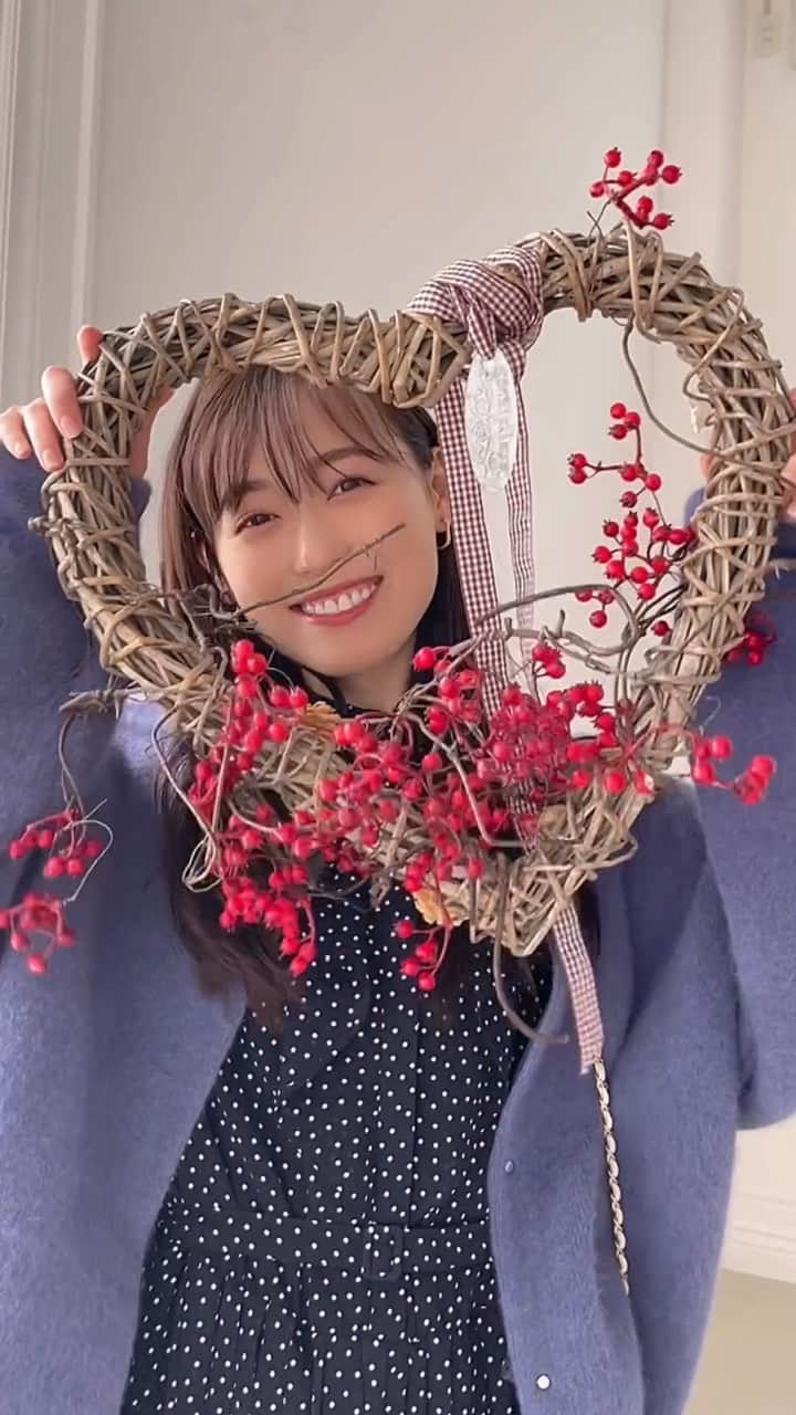 のインスタグラム：「✨美人百花12月号は今日発売✨ ちょっと早いですが、クリスマス気分盛りだくさんの号になっています🎄  表紙を飾ってくれたのは、全レディ憧れの透明感を纏った福原遥ちゃん🫶🫶🫶 もちろん中面にも登場してしてくれています✨  巻頭の「シーズンズファッション」では、「着映えニットで楽しむクリスマスじたく♡」と題して 可愛いトレンドニットでツリーを飾りつけたりケーキを選んだりと、遥ちゃんにクリスマス準備を楽しんでいただきました☺️  今回も撮影のサイドストーリーをみなさんにおすそわけ🤍 笑顔も仕草も何もかもが可愛すぎ😭🤍女の子の天才です😭尊い😭  遥ちゃんはクリスマスシーズンが1年で1番好きだそう🎄✨ クリスマスについてや、ちょっと早いですが今年を振り返ってなど、 いろいろお話も伺ってきました🤍 ぜひみなさんも遥ちゃんと一緒に、美人百花で一足早くクリスマス気分を味わってみてくださいね🎁編集O  #美人百花 #福原遥 ちゃん @haruka.f.official  #クリスマス #クリスマスファッション #ニット  #福原さん主演の映画「あの花が咲く丘で、君とまた出会えたら。」は12月8日公開です。 #映画あの花 @ano_hana_movie」