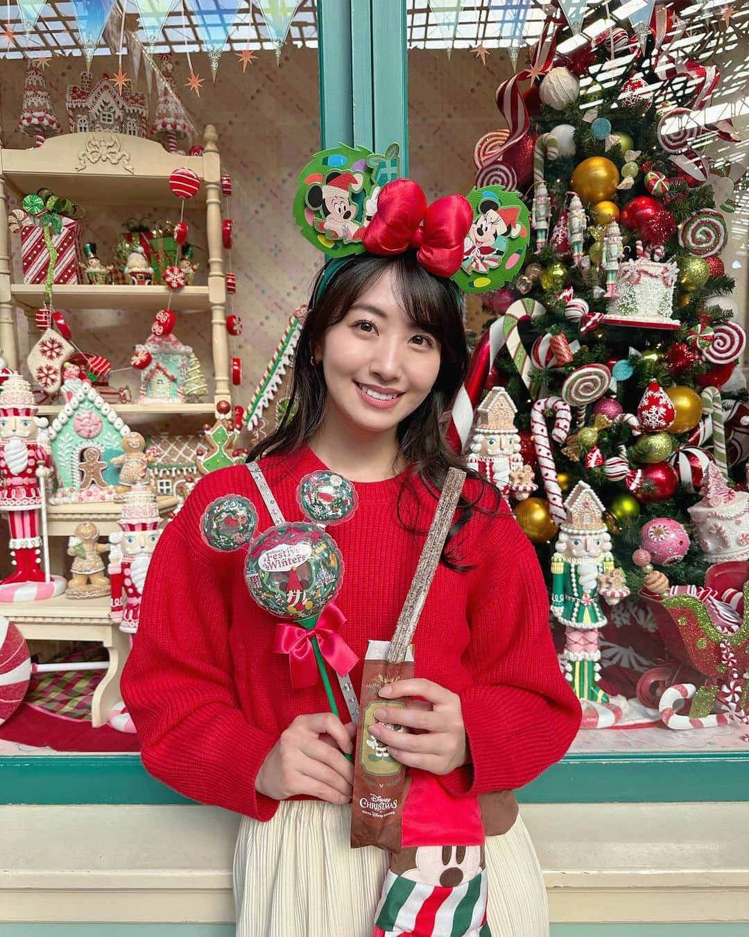 のインスタグラム：「#ディズニークリスマス 開幕🎅🏻🎄⭐️  可愛いカチューシャつけて #ディズニーランド に行ってきました♡ #Disneychristmas is the best🥹👏🩷  ほんっとにホリデーシーズンのディズニーが何より大好き🥹🫶 というか街中がキラキラして活気づく #クリスマス が大好き🥹🩷  カチューシャは、ばーなちゃんにアナハイムで買ってきてもらいました♡いつも本当に有難う🥹🩵 . . . . #ディズニーカチューシャ #ディズニーフード #東京ディズニーランド #東京ディズニーリゾート #tokyodisneyresort #tokyodisneyland #tdr #tdl #tokyodisney #disney #disneygram #disneyfood #disneyeats #disneyears #disneyland #海外ディズニー #christmas #xmas」