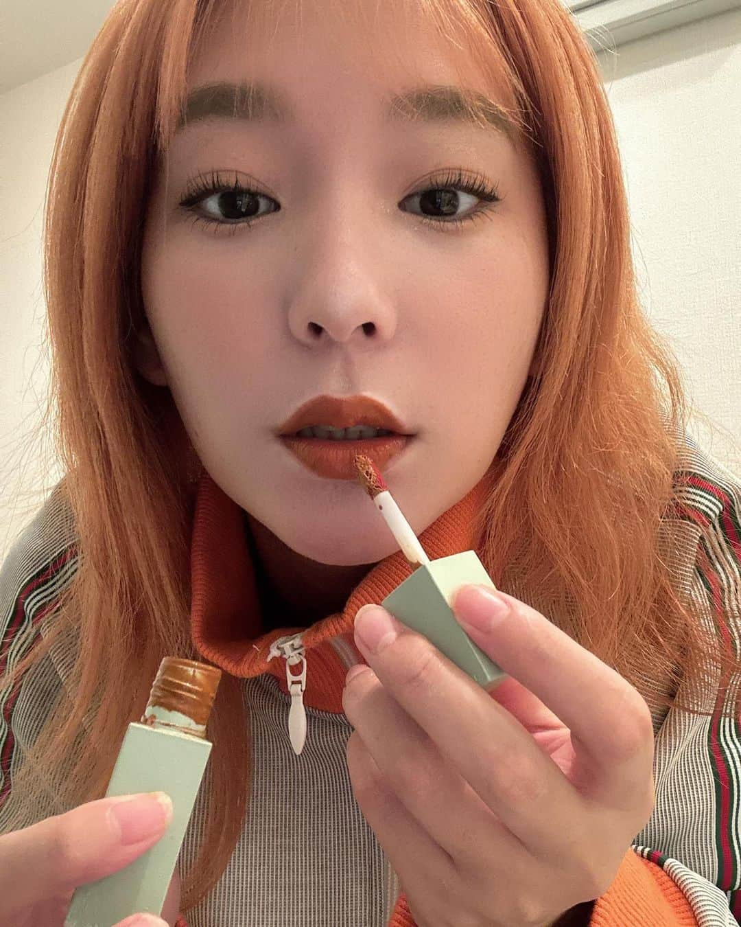 高槻かなこさんのインスタグラム写真 - (高槻かなこInstagram)「あえてボサボサの時に撮るっていうnew hair color🧡 @shiga_man @willehair  ちゃんとした時も撮ります🙇🏻‍♂️  お気に入りのリップは RICAFROSH 07BIWAMITE」11月10日 15時47分 - kanako.tktk