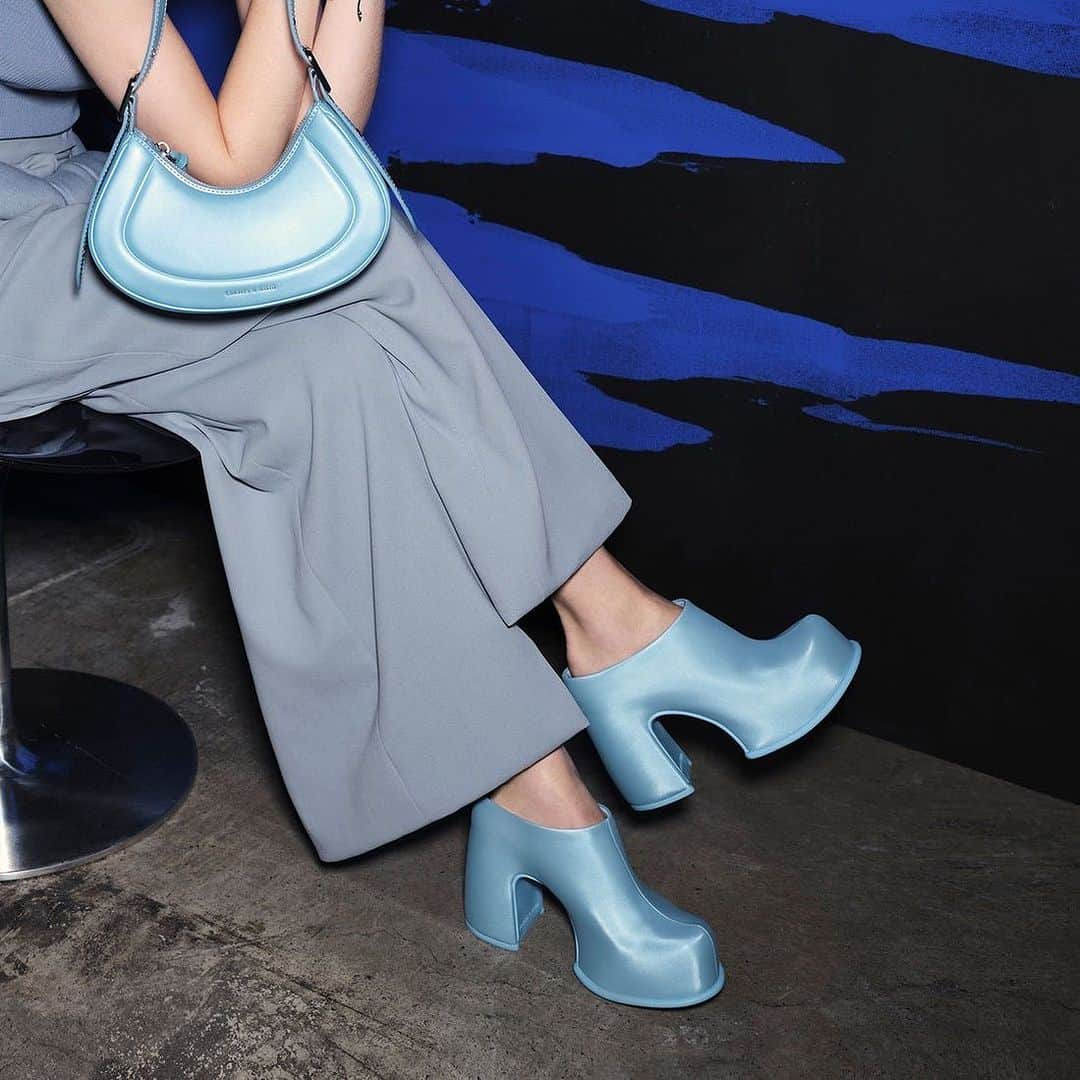 LOCONDO.jp さんのインスタグラム写真 - (LOCONDO.jp Instagram)「【CHARLES & KEITH】  ■Pixie ピクシー プラットフォームミュール （Blue）  ぷっくりとした愛らしいシルエットに心惹かれるプラットフォームミュール。 金具パーツや装飾もないミニマルなデザインで、ユニークなシルエットを際立たせました。  ✓https://onl.tw/c3ZeBkf  #CHARLESandKEITH #チャールズアンドキース #ロコンド #locondo」11月10日 15時50分 - locondo_official