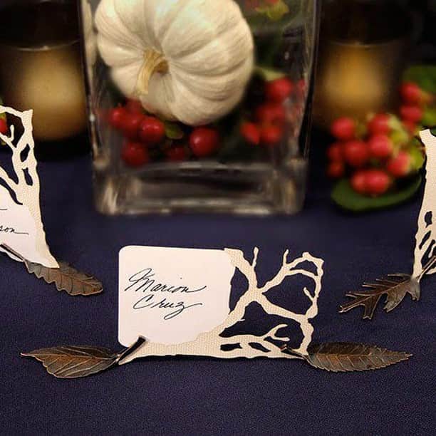 結婚準備さんのインスタグラム写真 - (結婚準備Instagram)「落ち葉の形のカードスタンド。  秋のテーブルコーディネートにいかがですか？  シンプルですが、金属製でしっかりしたつくりです。  #カードスタンド #テーブルコーディネート #秋のテーブルコーディネート #秋のテーブルセッティング #落ち葉アート #ユアスタイルウエディング #yourstylewedding」11月10日 15時52分 - yourstylewedding