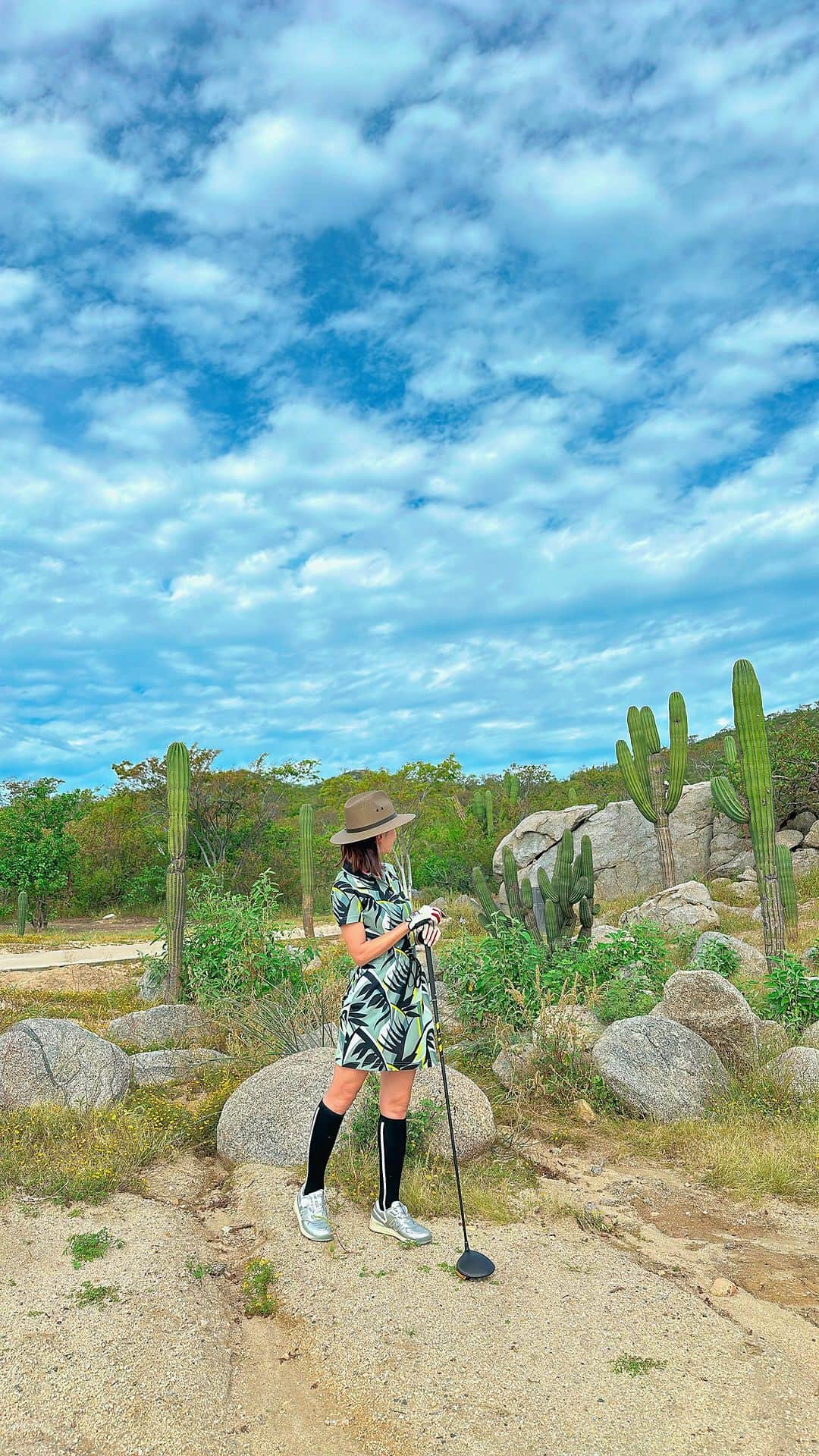 坂田陽子のインスタグラム：「@cabodelsolgolfclub 🇲🇽 ・ ポップなコンテナのクラブハウスや 個性豊かなサボテン達🌵に見送られながらのカート道もアトラクションみたいだし、 流石メキシコ！朝からテキーラお強めなカクテルを勧められたり笑 思いっきり🇲🇽リゾートゴルフを愉しみました。１つ、バーディーも取れたし‼️ ・ それにしてもサボテンて、今にも踊りだしそうで なんて表情豊かで可愛いらしいんだろう。 ・ #メキシコゴルフ　#ロスカボス #mexicogolf #loscabos #cabodelsolgolfcourse #サボテン　 #サボテンすら枯らす女　だけど #サボテンのある暮らし　に憧れた #golfwear #callaway #パナマ帽 #カボサンルーカス　の #港の土産物売りのおじさんから買いました #パナマ帽なのかな #書いてあったけど笑」