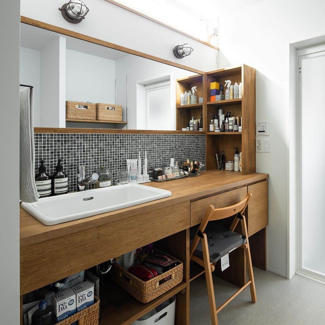 ルポハウス一級建築士事務所さんのインスタグラム写真 - (ルポハウス一級建築士事務所Instagram)「・ ・ ・ 《造作洗面台特集》ストーリーでタイル詳細UP中！ ・ ・ 日常生活に欠かせないからこそ、お気に入りの空間にしたい。 ・ ルポハウスの造作洗面台を集めました。 あなたならどんな空間にしたいですか？ ・ ・ 使用タイル ①#名古屋モザイクタイルマシア EK-F3100 ②#平田タイル #グラーノ GRA-1515G ③タイル未使用 ④#平田タイルジェネシス GNS-613Z ⑤#名古屋モザイクニューヨーカーグラス WZ-T150P ⑥#名古屋モザイクリトム RYT-3 ⑦#サンワカンパニーブリックストーン TL87131 ⑧#平田タイルブラーマ BRM-2030L ⑨#平田タイルジェネシス GNS-613Z ・ ・ ・ 𓐌𓐌𓐌𓐌𓐌𓐌𓐌𓐌𓐌𓐌𓐌𓐌𓐌𓐌𓐌𓐌𓐌𓐌  ルポハウスの施工事例はこちらまで☞ @reposhouse 𓐌𓐌𓐌𓐌𓐌𓐌𓐌𓐌𓐌𓐌𓐌𓐌𓐌𓐌𓐌𓐌𓐌𓐌 #ルポハウス は#ちょっとかっこいい家 を"友人のために" という思いでつくっています。 一生に一度の#マイホーム。 「あなたにしかできない」×「ルポハウスだからできる」で、 私たちだけの#家づくり を思いっきり楽しんでみませんか？！ ・ ・ ・ #住宅 #注文住宅 #新築一戸建て #デザイナーズ住宅 #一級建築士事務所 #設計事務所 #滋賀県の設計事務所 #洗面台 #造作洗面台 #洗面スペース #洗面インテリア #洗面タイル #家づくりアイディア #マイホーム計画 #名古屋モザイクタイル #平田タイル #リクシルタイル」11月10日 16時00分 - reposhouse