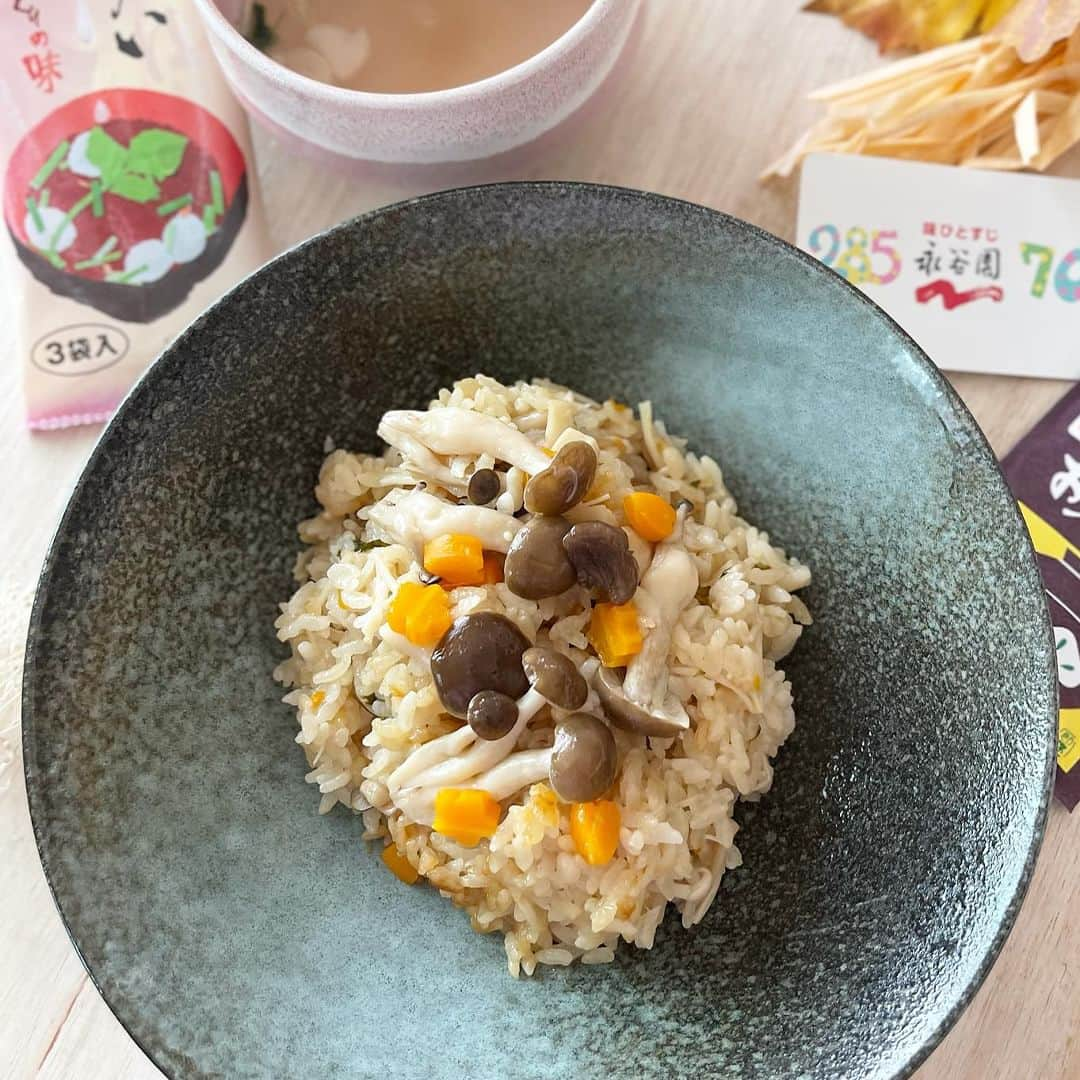 味ひとすじ　永谷園さんのインスタグラム写真 - (味ひとすじ　永谷園Instagram)「《一緒に入れて炊くだけ！きのこ三昧炊き込みご飯》 美味しそう！と思った方は、コメント欄に「🍄（きのこ）」で教えてください！ 秋の味覚と言えばどんな食材を思い浮かべますか？コメント欄でお待ちしています🙌 ・ 旬の食材や調味料と一緒に「松茸の味お吸いもの」を入れて、炊飯器のスイッチをONするだけでできちゃいます✨ はまぐりのうまみが効いたお吸いもの「はま吸い」とも好相性です🎵  手軽に秋らしい食卓を楽しめるのでおすすめですよ🥰 ・ こちらの素敵なお写真は @o.suki_ さまの一品です♪ 作り方も教えていただきましたので、ぜひ作ってみてください😊 ・ 〈調理時間〉 60分  〈使った商品はこちら！〉 松茸の味お吸いもの　1小袋  〈材料〉3人分 米　2合 えのき茸　適量 しめじ　適量 エリンギ　適量 にんじん　10g ●酒　大さじ2 ●みりん　大さじ2 ●醤油　大さじ2  〈作り方〉 ①米を研いでお吸いものの素を入れ、炊飯器の2合の目盛りまで水を入れる。 ②えのき茸、しめじ、エリンギは根元を切り落とし、食べやすい大きさにする。 ③ボウルに●を入れ 、②とにんじんを加えて混ぜ、10分ほどしんなりするまで置く。 ④炊飯器に③を汁ごと入れて炊いたらできあがり。 ・ いつもありがとうございます🤗永谷園公式です。​レシピの感想など、コメントで教えてくださいね♪  #永谷園 での投稿はご紹介させていただくことがあります✨皆さまの素敵な投稿をお待ちしております！ ・ ・ #松茸の味お吸いもの #はま吸い #炊き込みごはん #きのこ #おうちごはん #家ごはん #簡単ごはん #簡単レシピ #時短レシピ #お手軽レシピ #時短ごはん #手料理グラム #手作りご飯 #料理好きな人と繋がりたい #アレンジレシピ  #キッチングラム #朝ごはん #お昼ごはん #夜ごはん #朝食 #ごはん記録 #料理記録 #手料理 #料理部 #手作りごはん #料理好き #デリスタグラム #献立 #永谷園」11月10日 16時00分 - nagatanien_jp