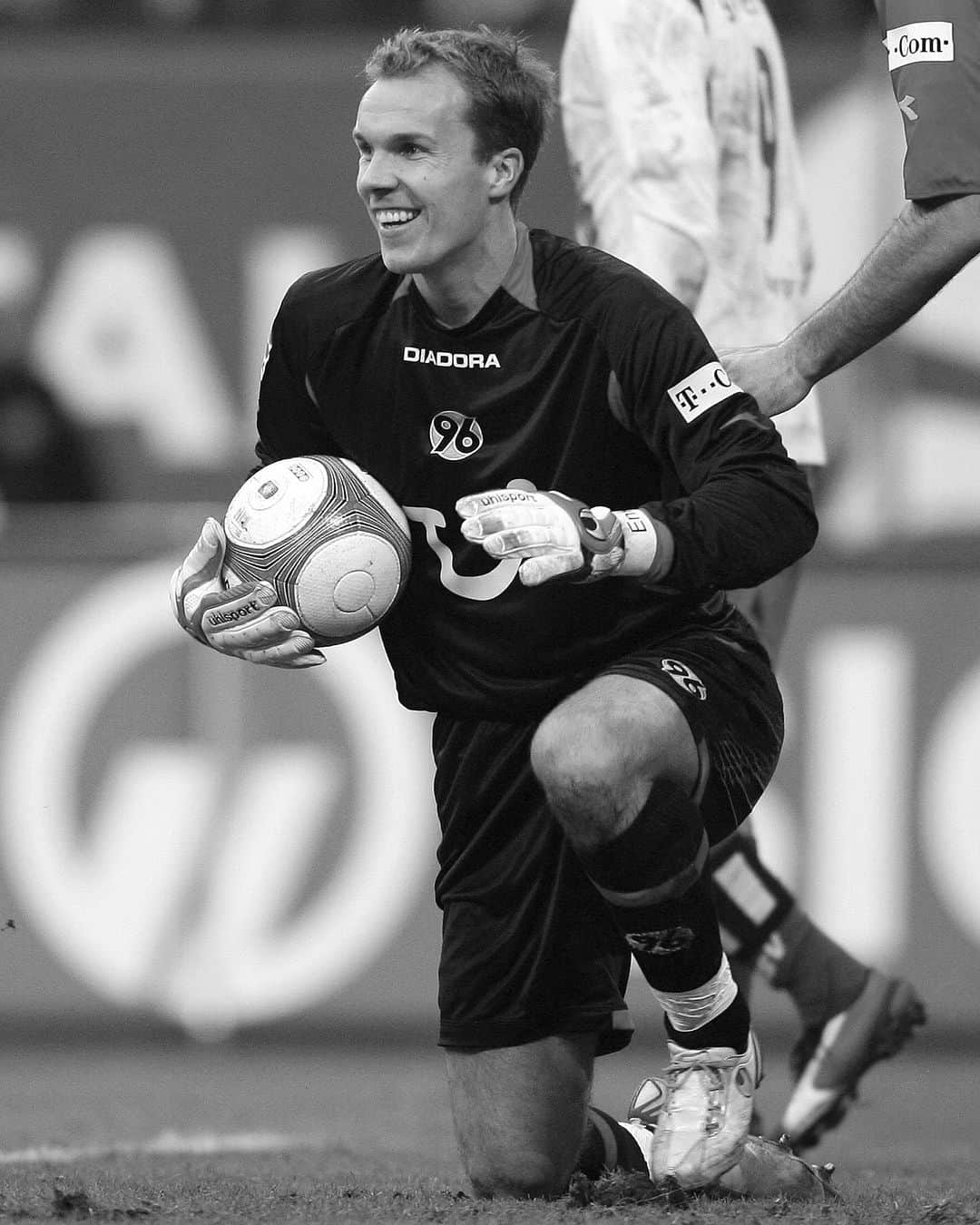 ハノーファー96のインスタグラム：「Erinnerungen, die unser Herz berühren, gehen niemals verloren. ❤️  Wir denken an Dich, Robert! 🙏  Foto: IMAGO/Ulmer   #H96 #Hannover96 #NiemalsAllein ⚫⚪💚」