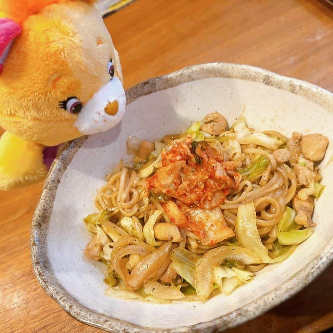 日暮愛葉のインスタグラム：「何年かぶりの焼きうどん。 あり物でつくったので 色が良くなくて キムチをのせてみました。 このキムチ、とあるスーバーで めっちゃでっかいパックで売ってるんだけど本格的？なんか、日本のと違う深みのある味です。 美味しい♥️  ネトフリのドラマ、ボディーズの美しいイギリス英語を聴きながら 頂きます。 4時になったし もう、酒飲む。 ふわりーちゃんがめっちゃみてる  #愛葉のクッキング #ありもの焼きうどん #超簡単」