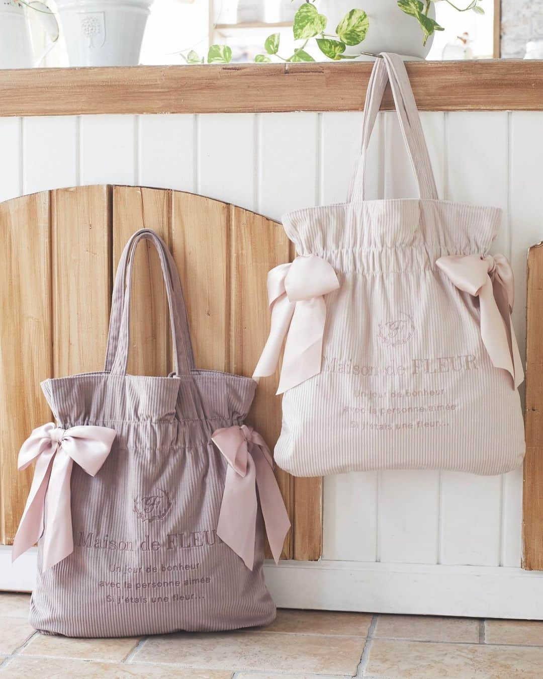 maisondefleur_pressのインスタグラム：「【Double Ribbon Tote Bag】  くしゅっとよせたギャザーと 両サイドの大きなリボンがポイントの Maison de FLEURの定番トートバッグ！  定番のサテン素材は、ブランド10周年を記念した 10色展開の特別なデザインで展開中🎀 残りわずかのカラーも...！  これからの季節にぴったりなベロアやコーデュロイ素材、 トレンド感のある千鳥やチェック柄など バリエーションも豊富にご用意しています◎  軽くて大容量なサイズ感なので、 お出かけ、通勤・通学、イベントや習い事など 様々なシーンで活躍するアイテムです✨️  ※Maison de FLEURのダブルリボントートバッグは 立体商標として登録済みです。  ※在庫状況は各店舗へお問い合わせください。 . . #maisondefleur #メゾンドフルール #ダブルリボントートバッグ #バッグ #トートバッグ #サブバッグ #リボン #ribbon #コーデュロイ #ボア #ベロア #千鳥 #レース #チェック #お出かけコーデ #通学コーデ  #通勤コーデ #通学バッグ #通勤バッグ #大人かわいい #大人かわいいコーデ #大人可愛い #大人可愛いコーデ #大人可愛いファッション」