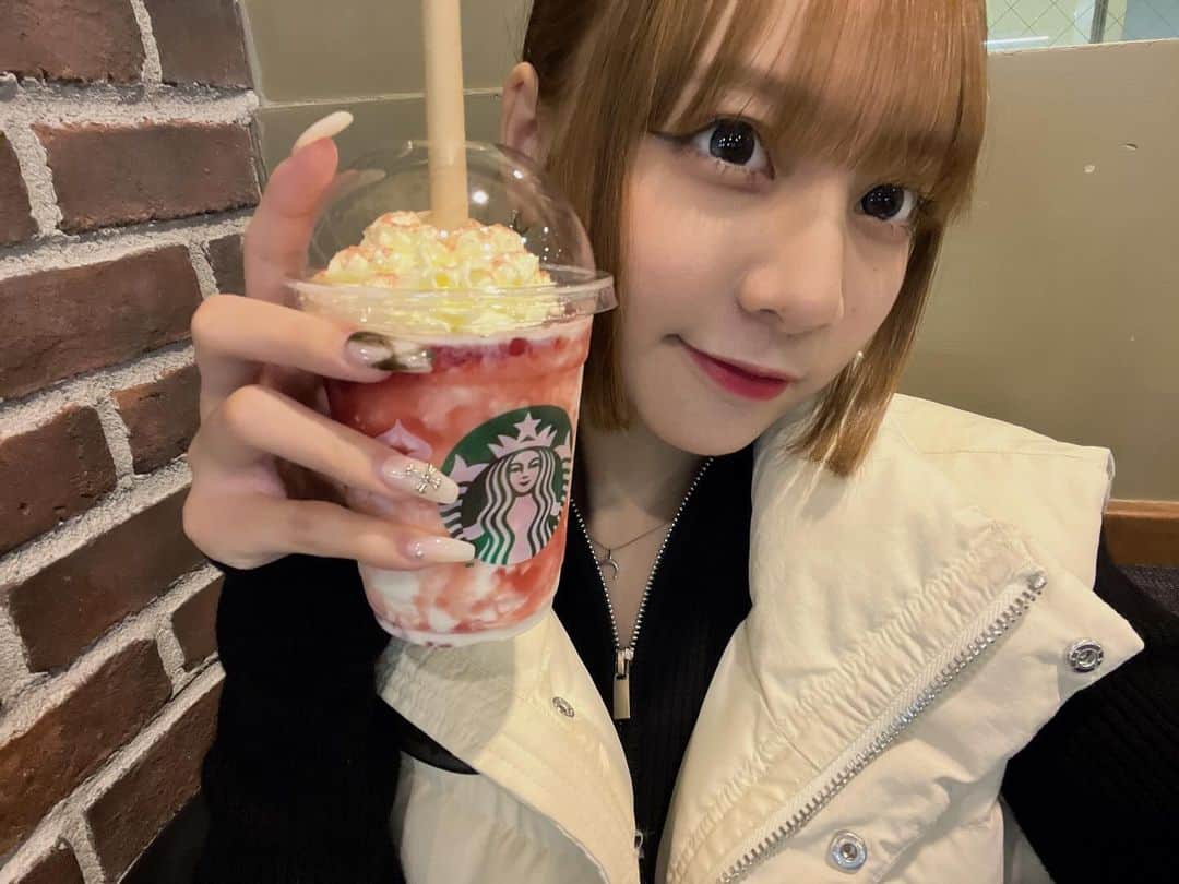 のインスタグラム：「. 新作さん！！ほんとーに美味しくてすき、、😿🩷  もうすぐでクリスマスの時期になるの楽しみ😻 1年の中で1番好きな行事🪄💜   #starbucks   #スターバックス   #スタバ   #今日好き   #台北編   #06  #jk  #sjk   #吉田羽花」