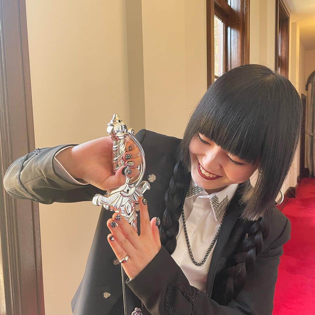 カノエラナ（スタッフ）さんのインスタグラム写真 - (カノエラナ（スタッフ）Instagram)「📇 ⁡ ⁡ 今週は九州CPとイベントのため 九州に帰ってきております〜！！！！！ ⁡ そんな明日11/11（土）13:00〜 アニメイトモラージュ佐賀店にて 名刺お渡し会を開催します❤️‍🔥 ⁡ 一日宣伝大使として 対象商品ご購入いただいた方に カノエくんの名刺をプレゼントいたします！ ⁡ ぜひ遊びにいらしてください☺️🧳 ⁡ ⁡ ⁡ 写真・・・「Queen of the Night」撮影オフショット⚔️ ⁡ ⁡ ⁡ #kanoerana #anime #kanoe #acoustic #guitar  #summer #anime #kanoe #yukata #OP #ティアムーン帝国物語#acoustic #guitar #live #band #anime #アニメ #アニソン #名刺 #お渡し会 #ハニーホリック #アニメイト #佐賀 #ヒカリ #QueenoftheNight」11月10日 18時00分 - kanoerana_official